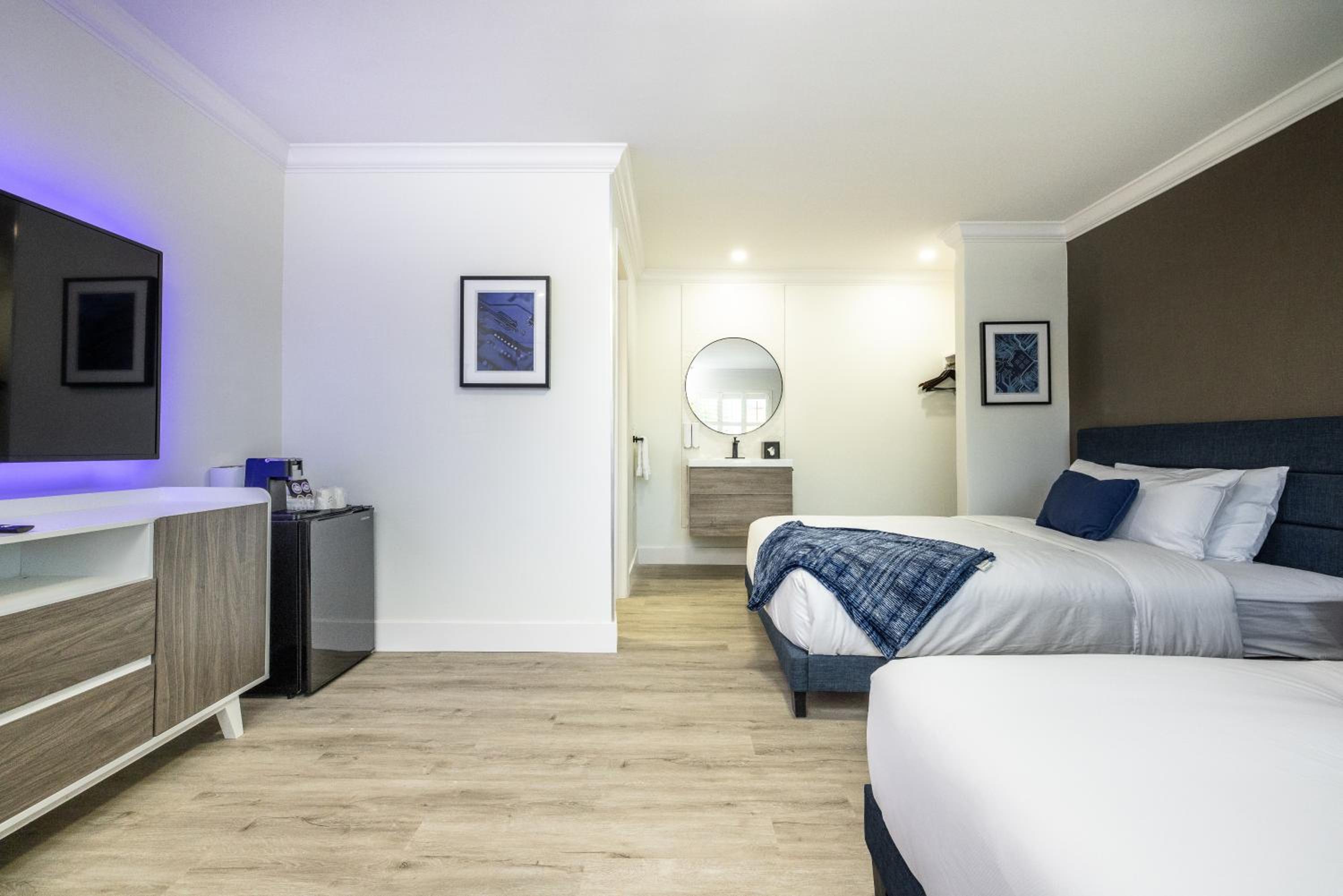 Queen Room with Two Queen Beds - Photo 13