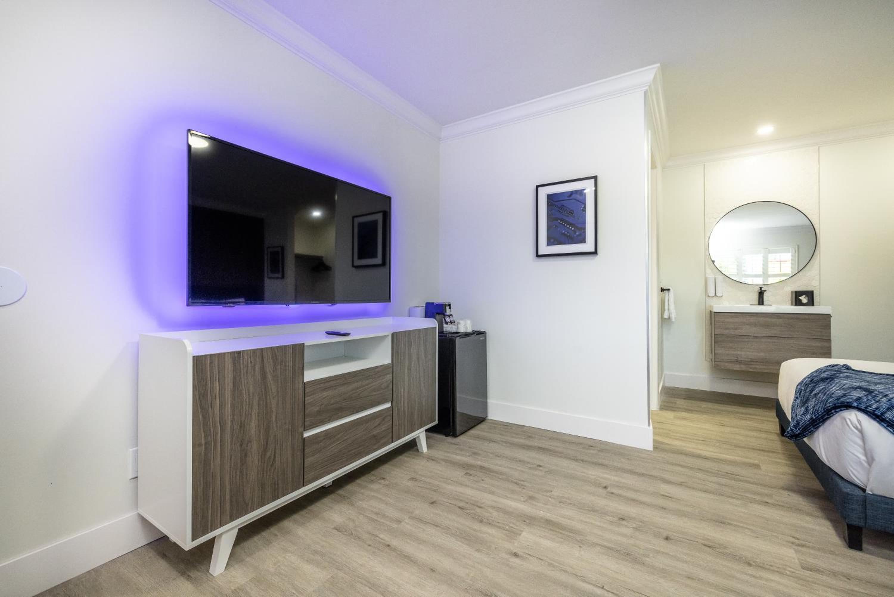 Standard King Room - Photo 21