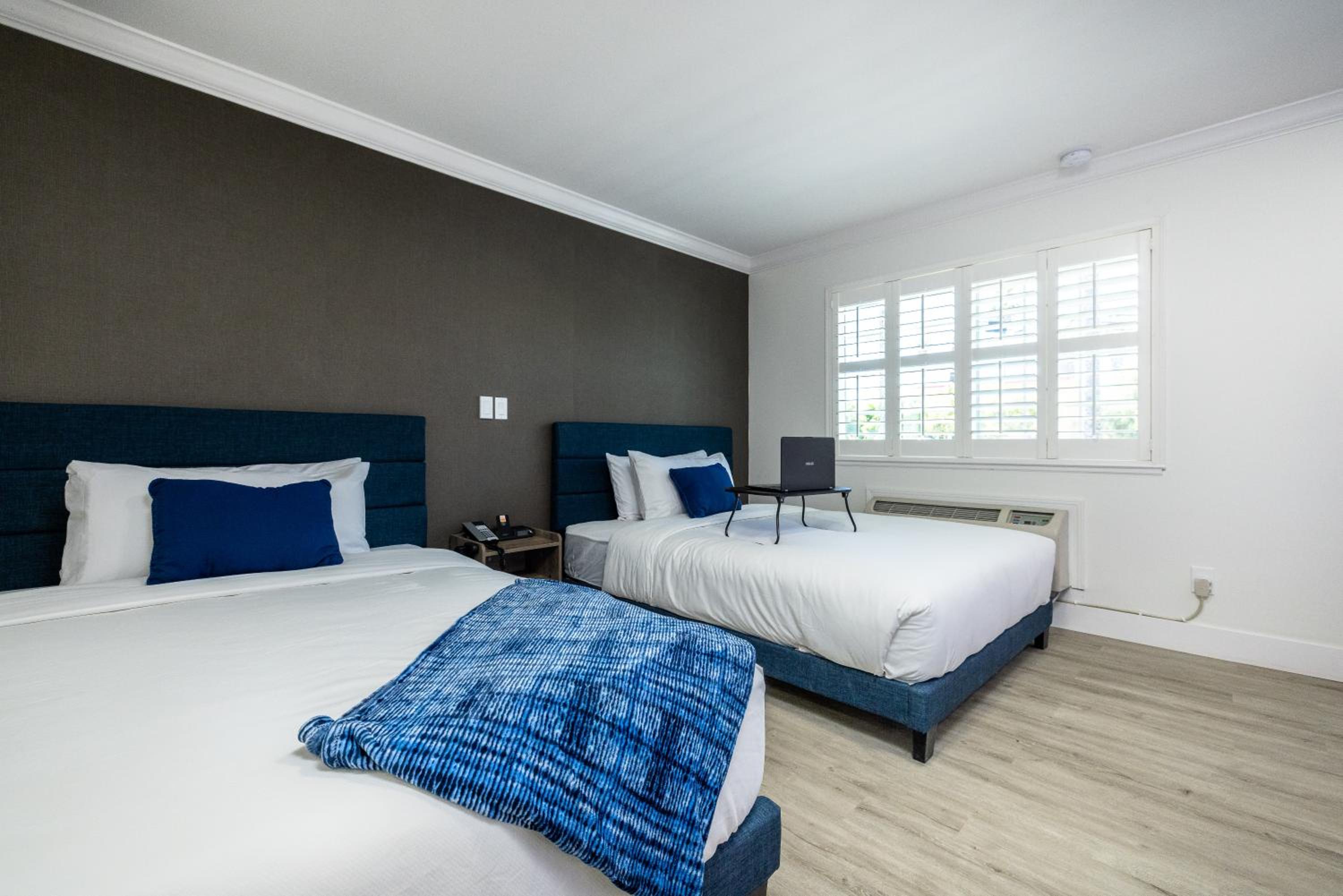 Queen Room with Two Queen Beds - Photo 3