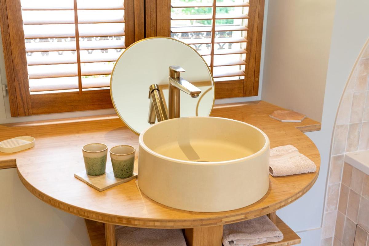 Deluxe Double Room with Bath - Photo 9