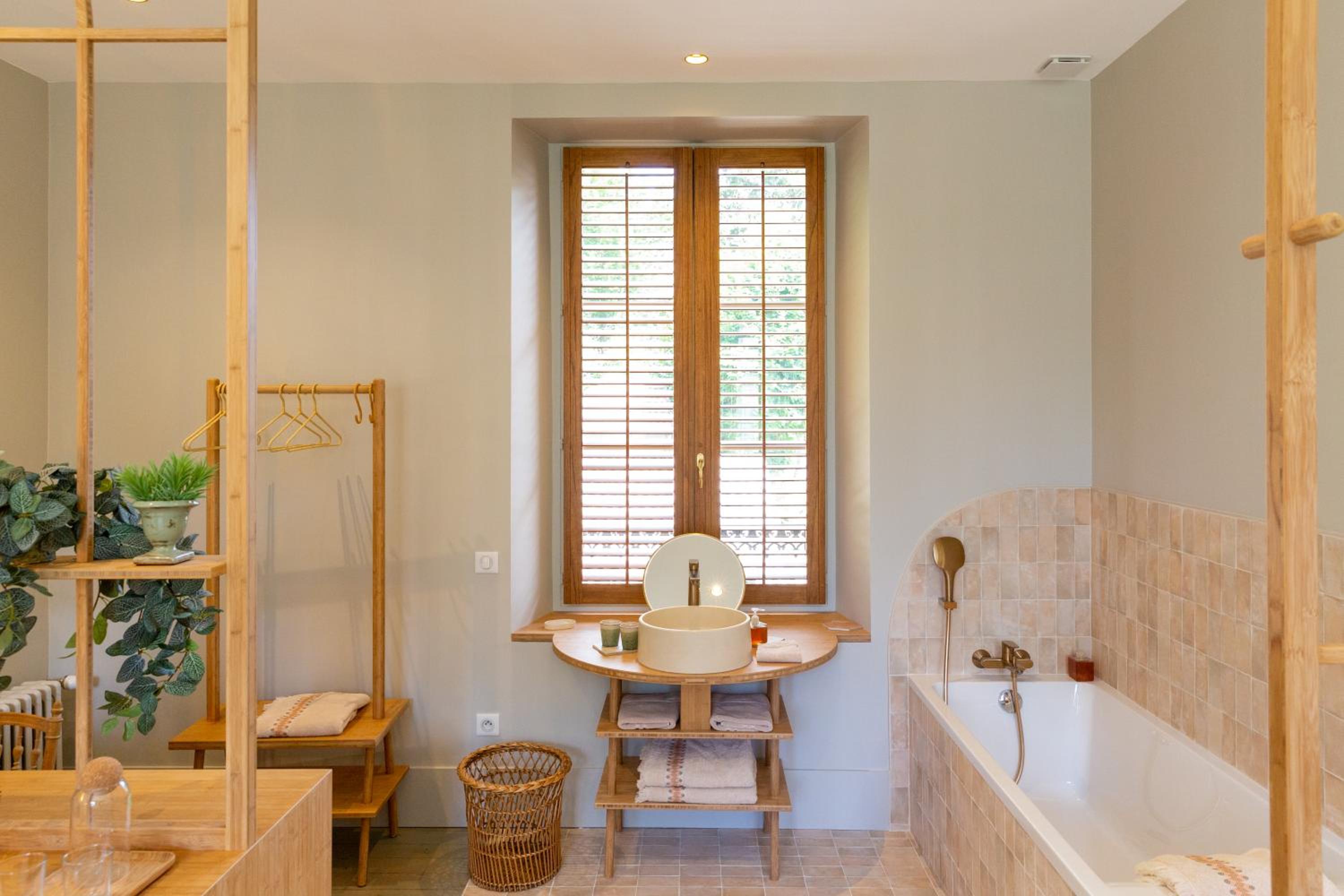 Deluxe Double Room with Bath - Photo 7
