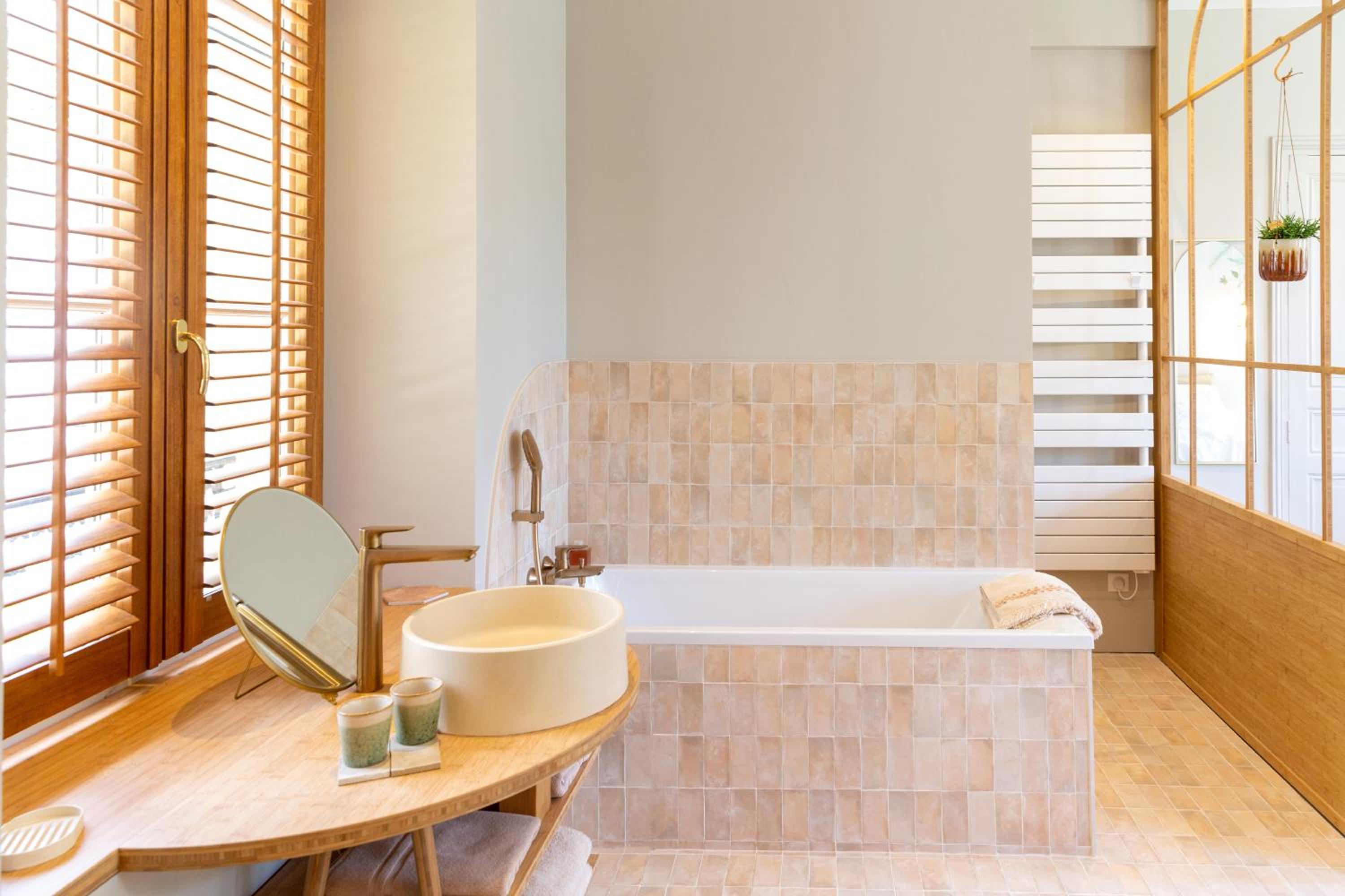 Deluxe Double Room with Bath - Photo 8
