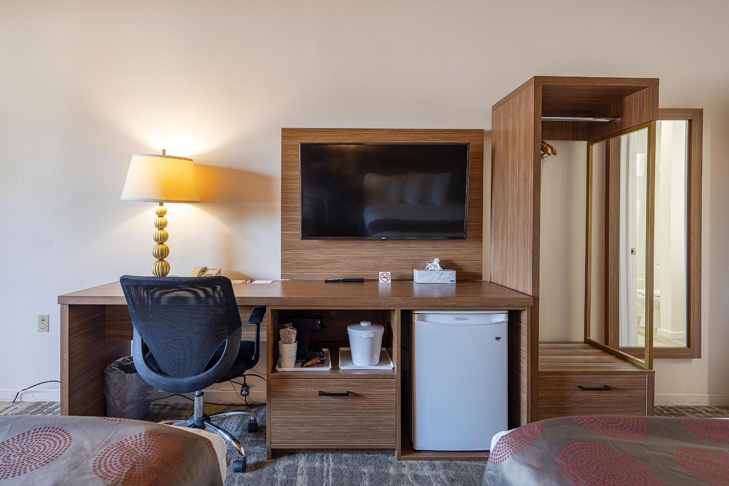 Queen Room with Two Queen Beds - Non-Smoking - Photo 4