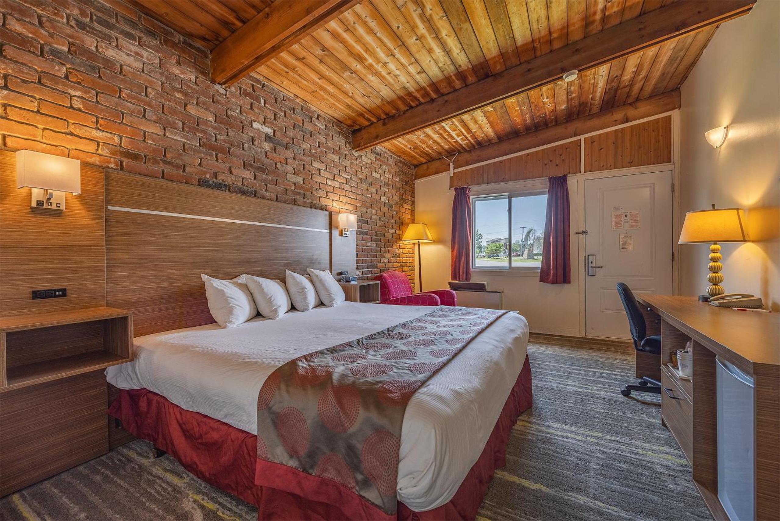 Deluxe King Room - Non-Smoking - Photo 3