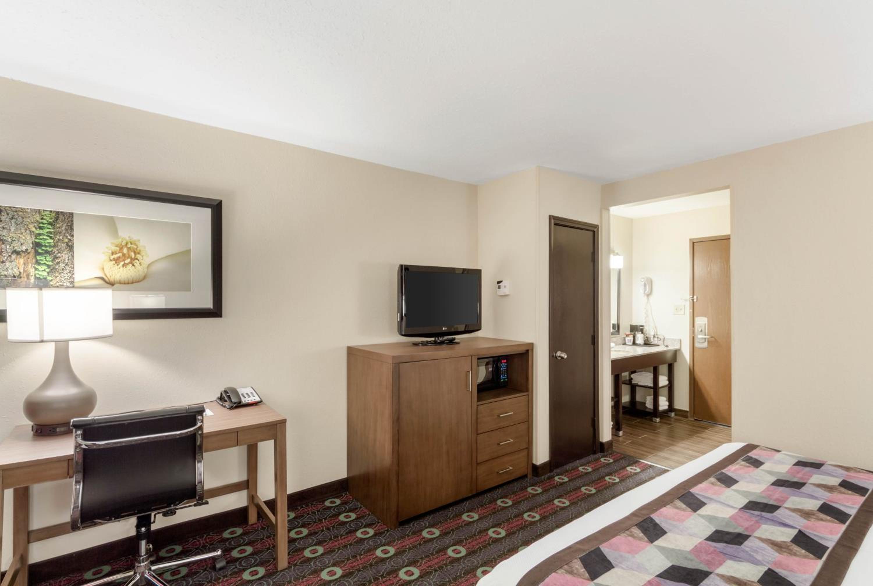 Standard King Room - Non-Smoking  - Photo 9