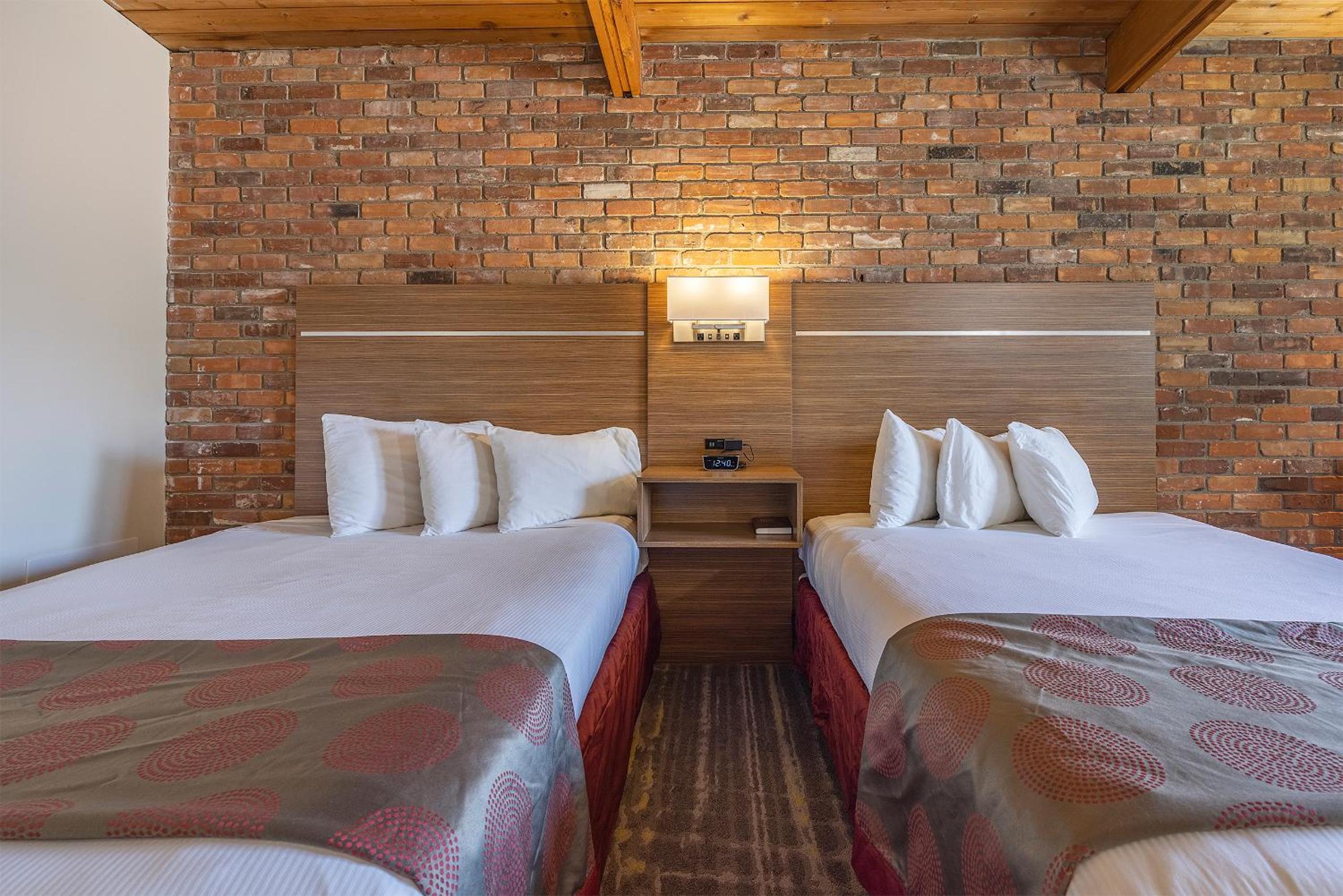 Deluxe Queen Room with Two Queen Beds - Non-Smoking - Photo 8