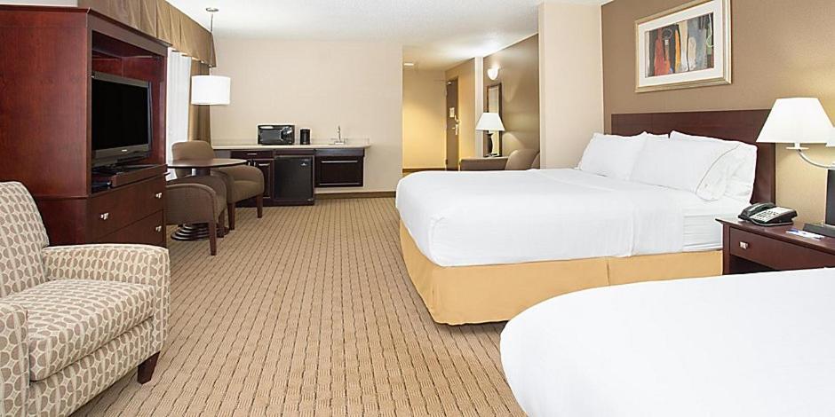 Suite with Two Queen Beds - Photo 1