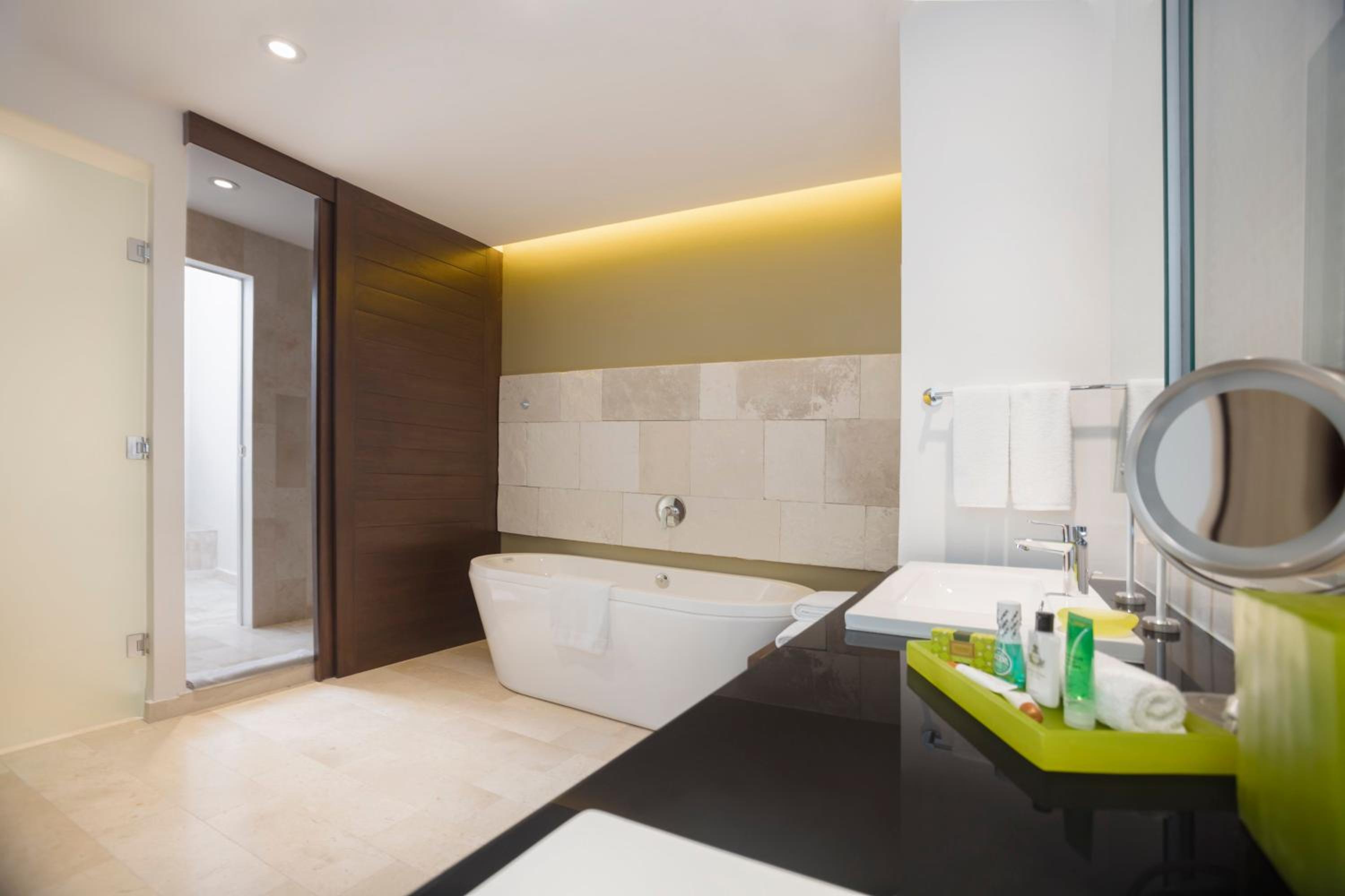 Classic Room, 1 King Bed, Lagoon View thumbnail 5