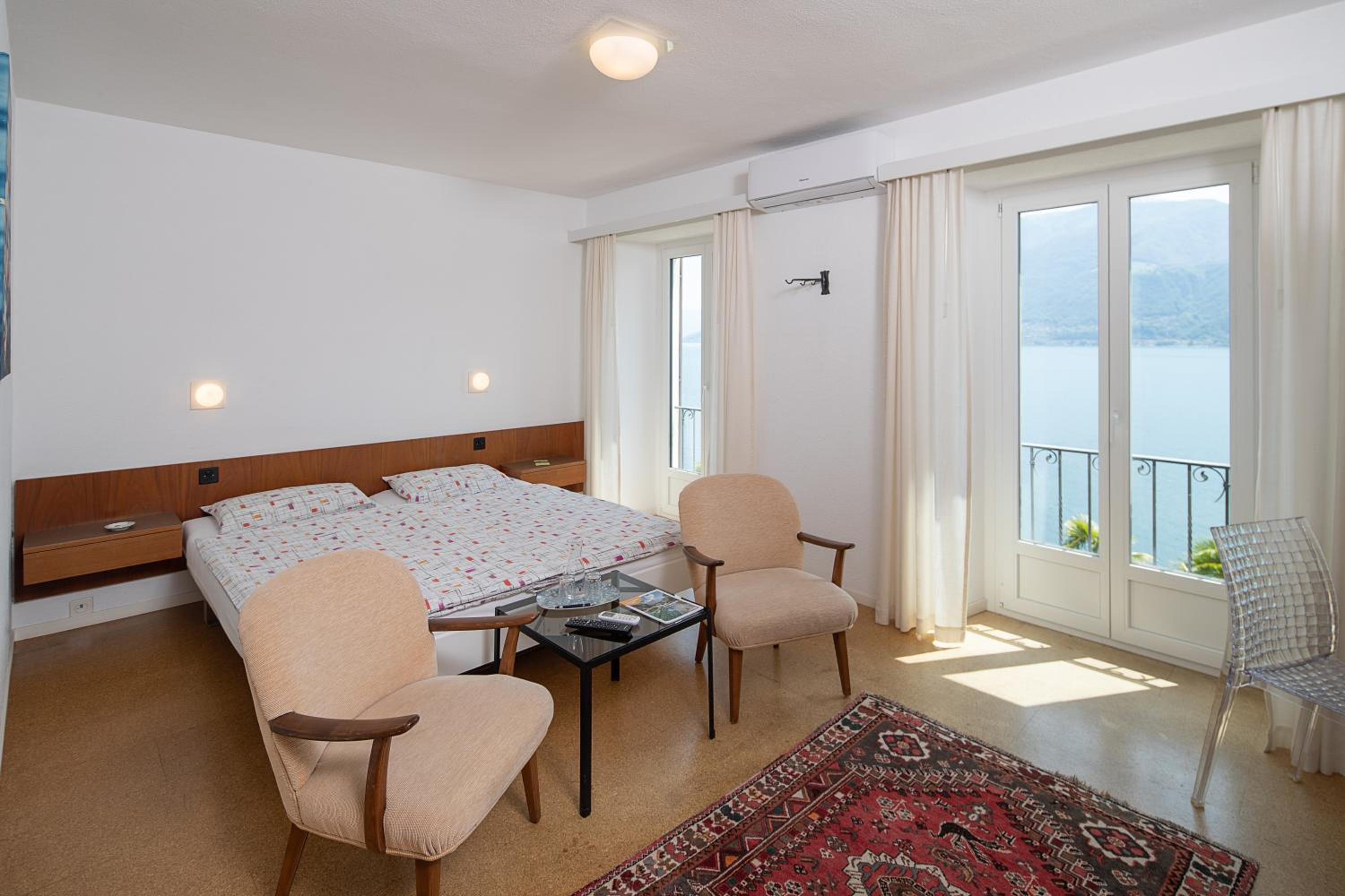 Double Room with Lake View - Photo 6