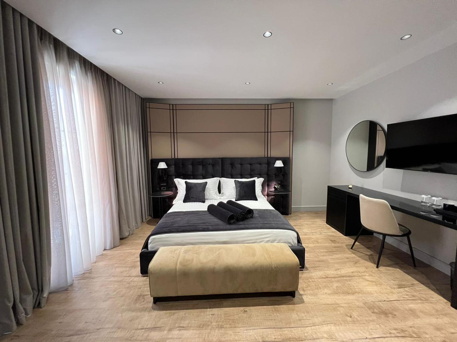 Deluxe Double Room with Balcony photo 2