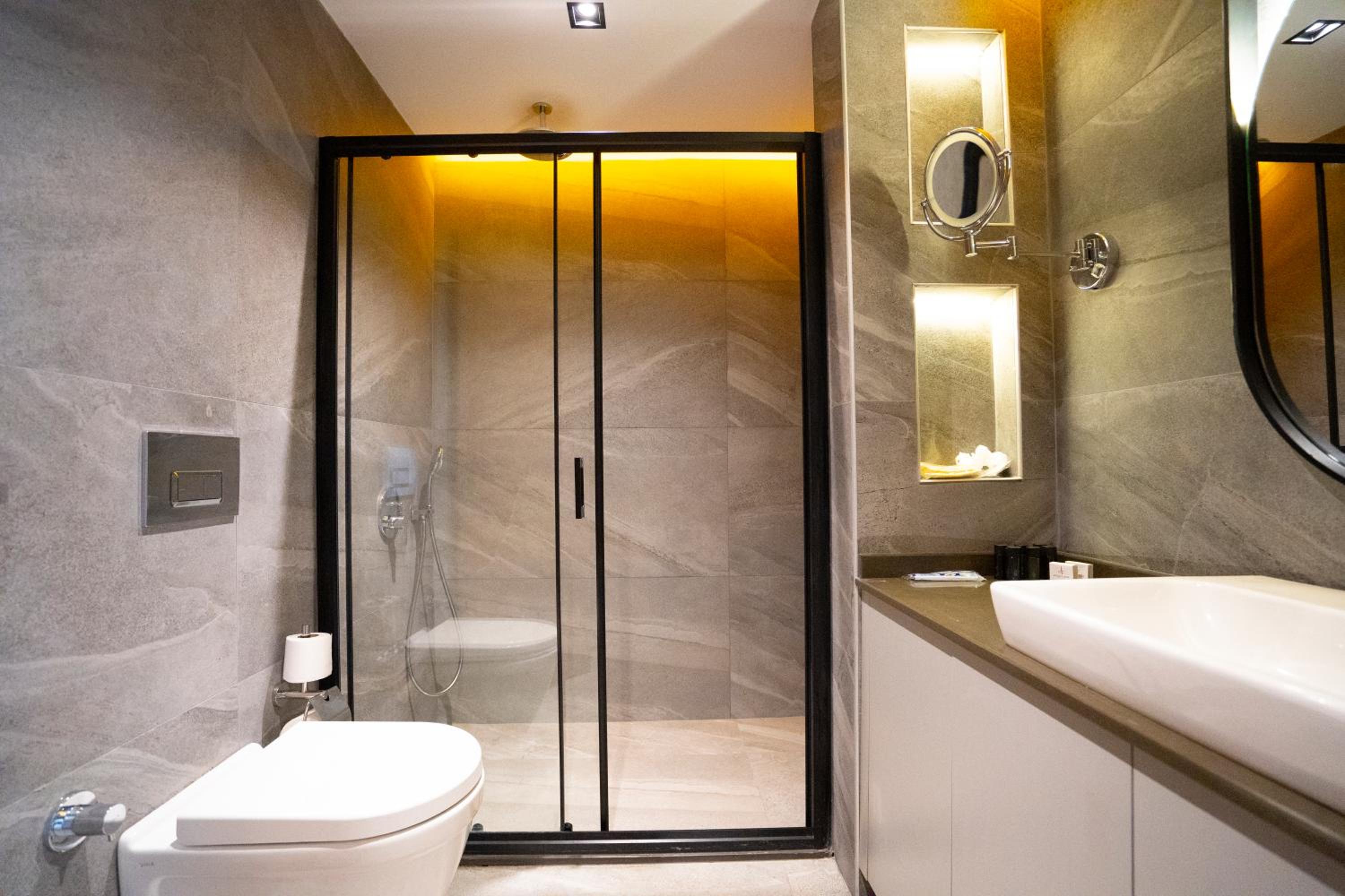 Deluxe Room with Jacuzzi thumbnail 5