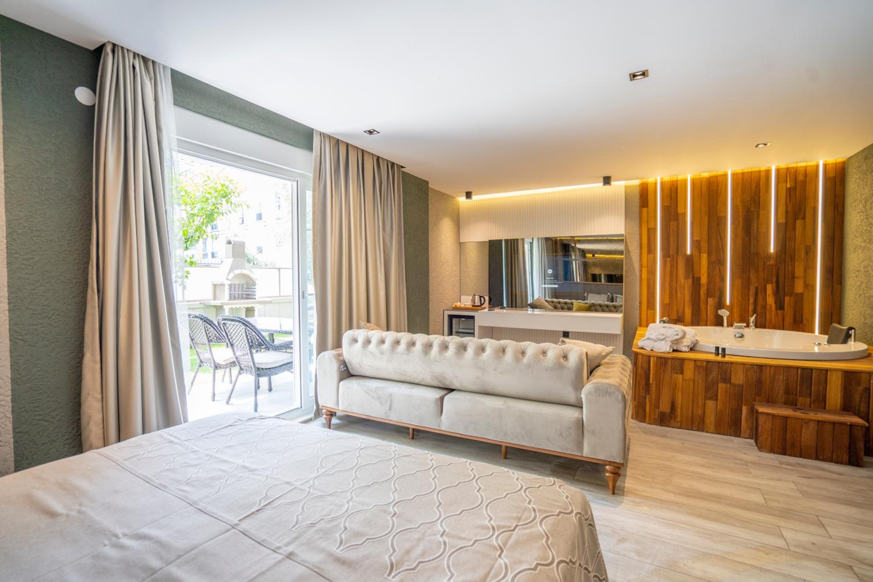 Deluxe Room with Jacuzzi and Garden View