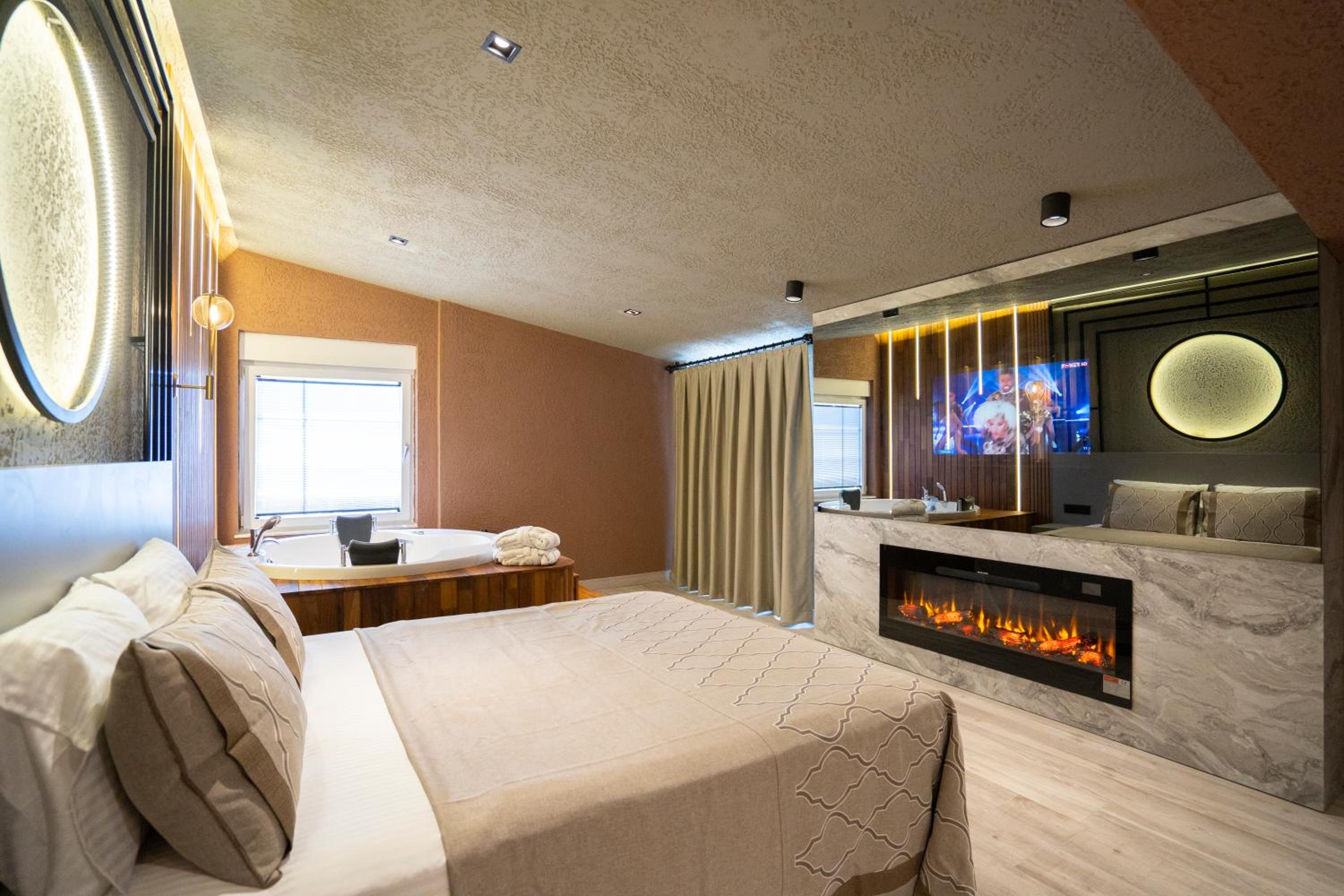 King Deluxe Room with Jacuzzi thumbnail 5