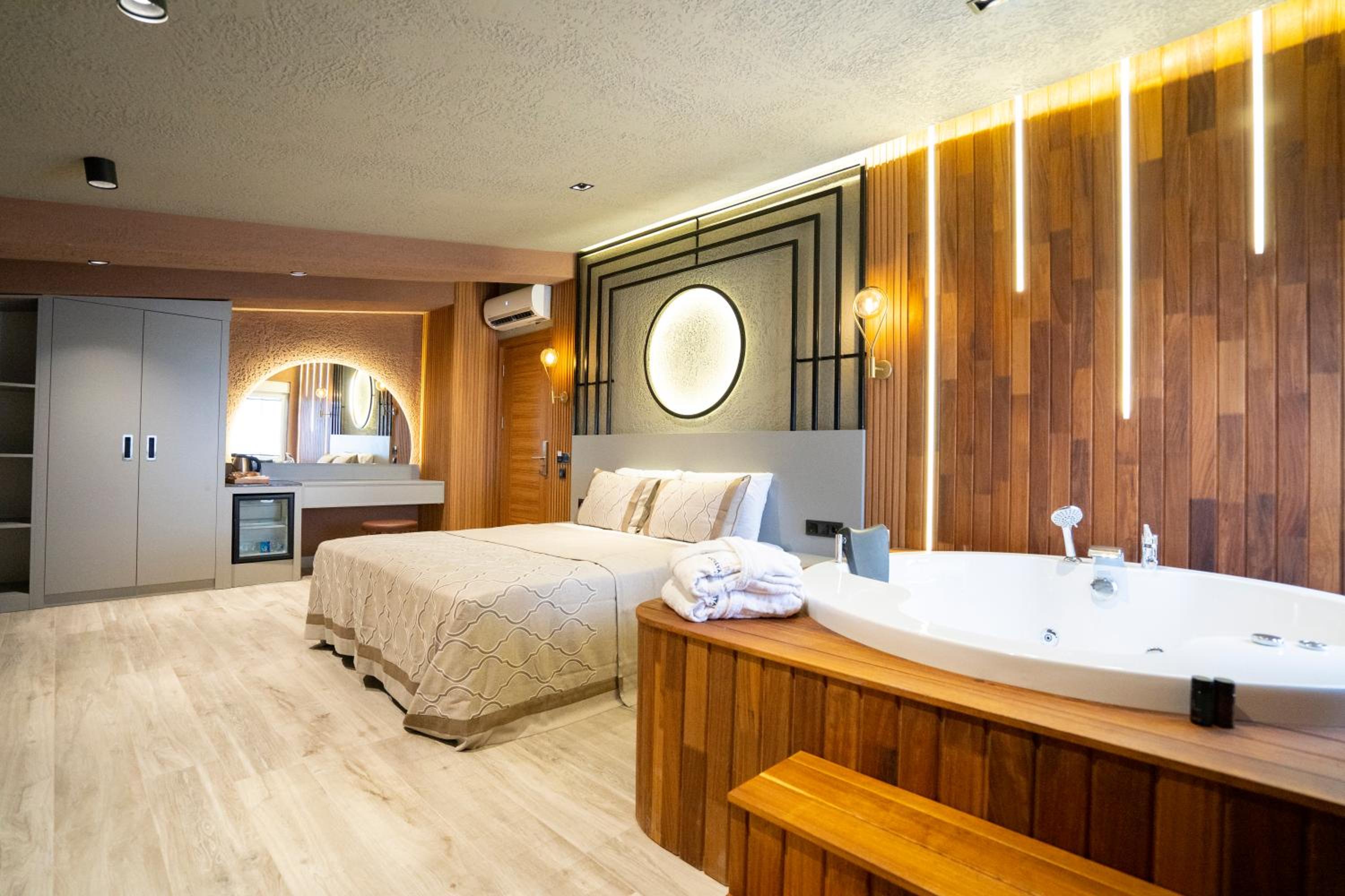 King Deluxe Room with Jacuzzi