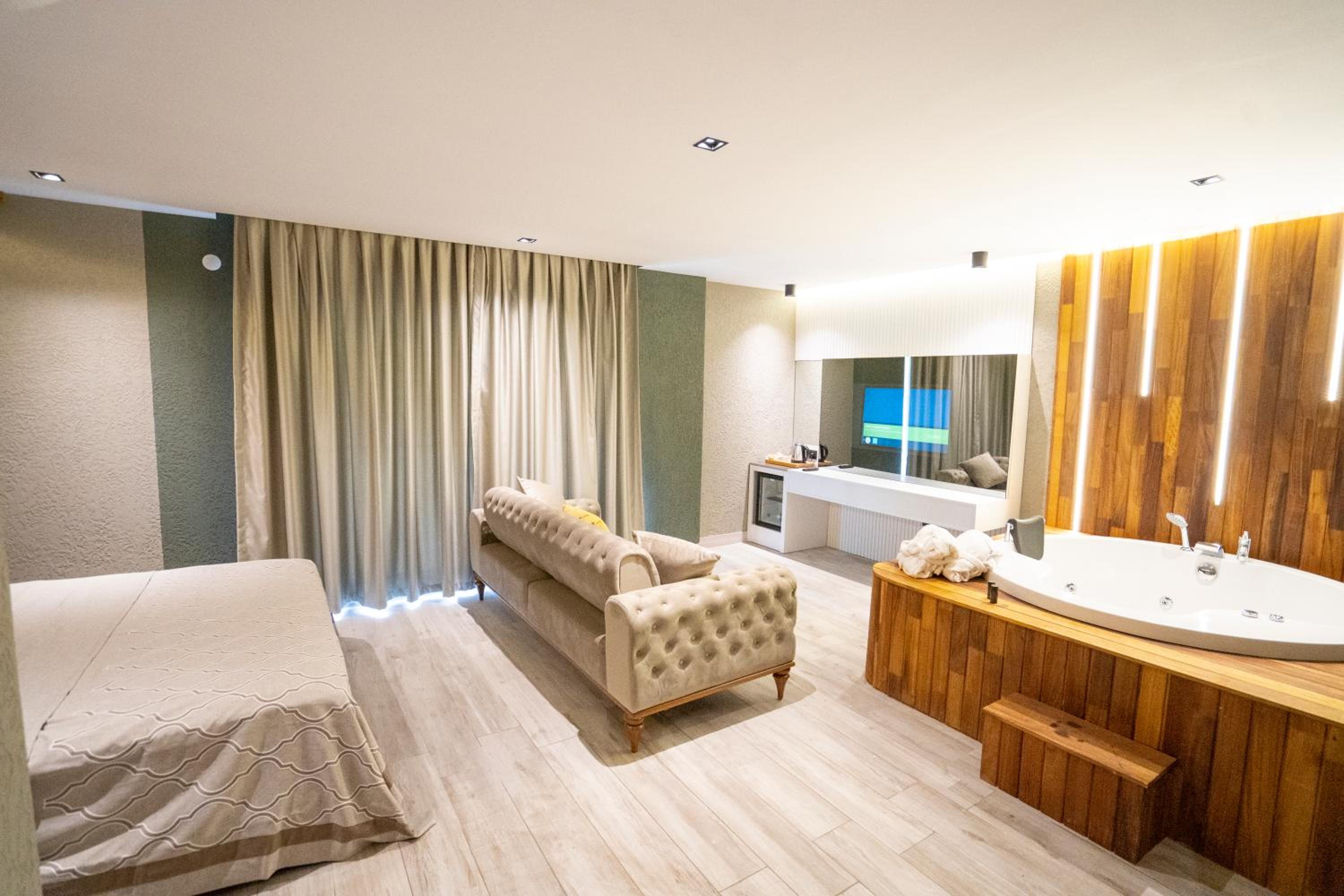 Deluxe Room with Jacuzzi and Garden View