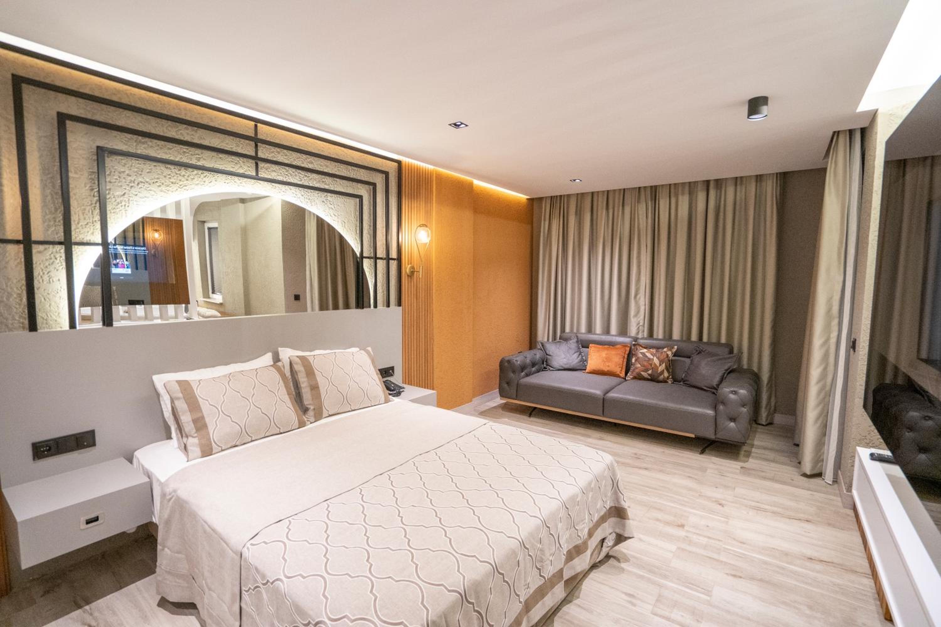Deluxe Room with Jacuzzi thumbnail 6