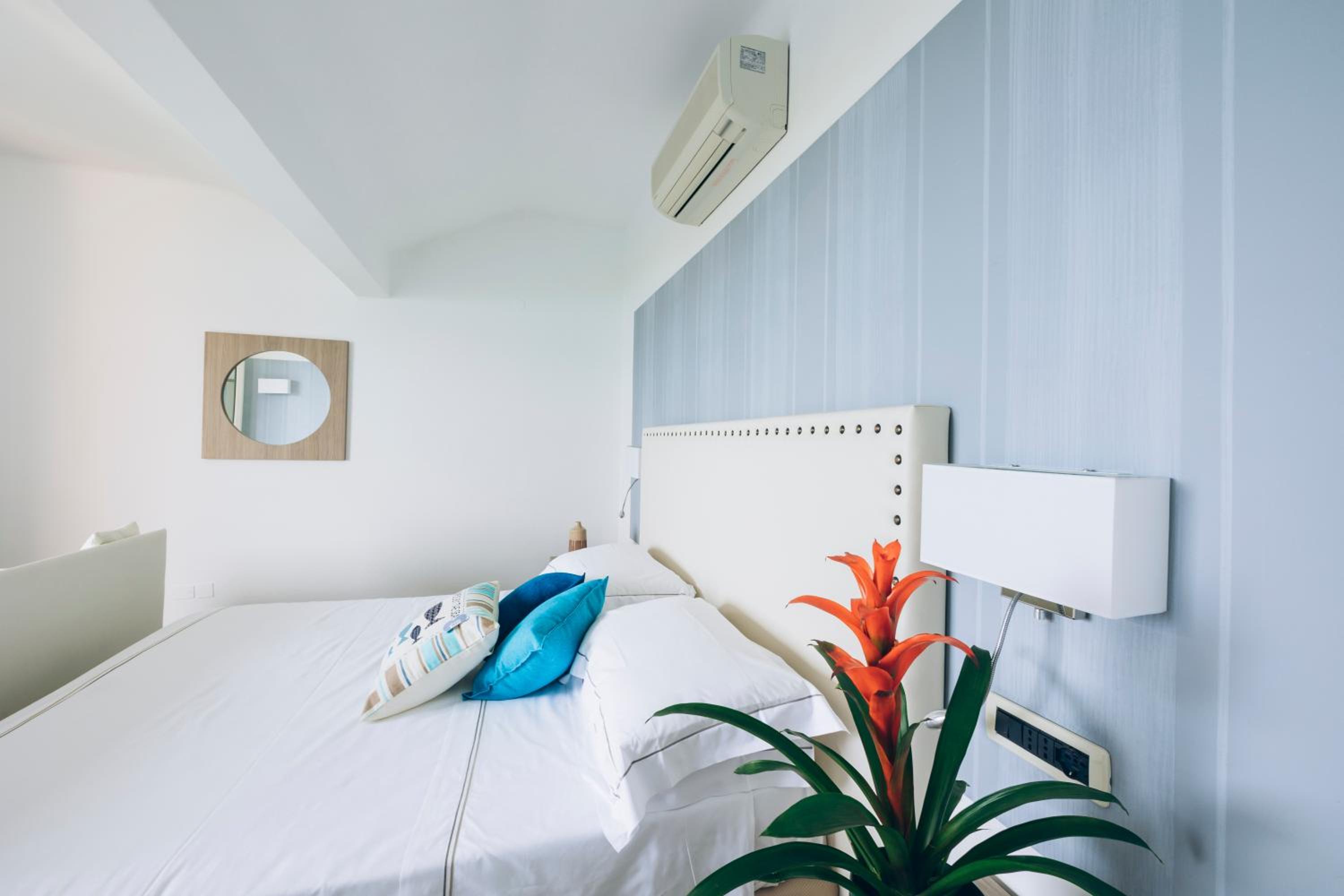 Triple Room with Sea View - Photo 10