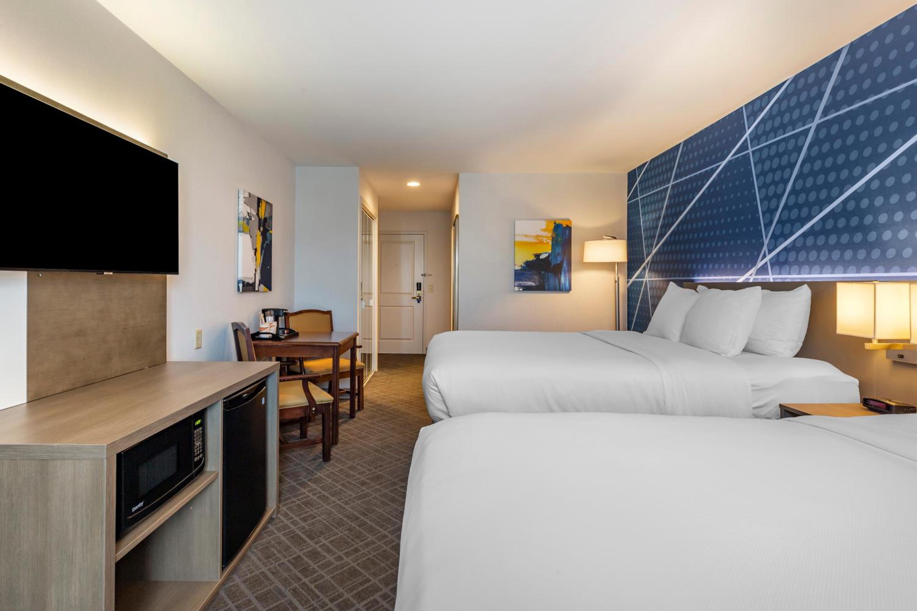 Queen Room with Two Queen Beds - Non-Smoking - Photo 2