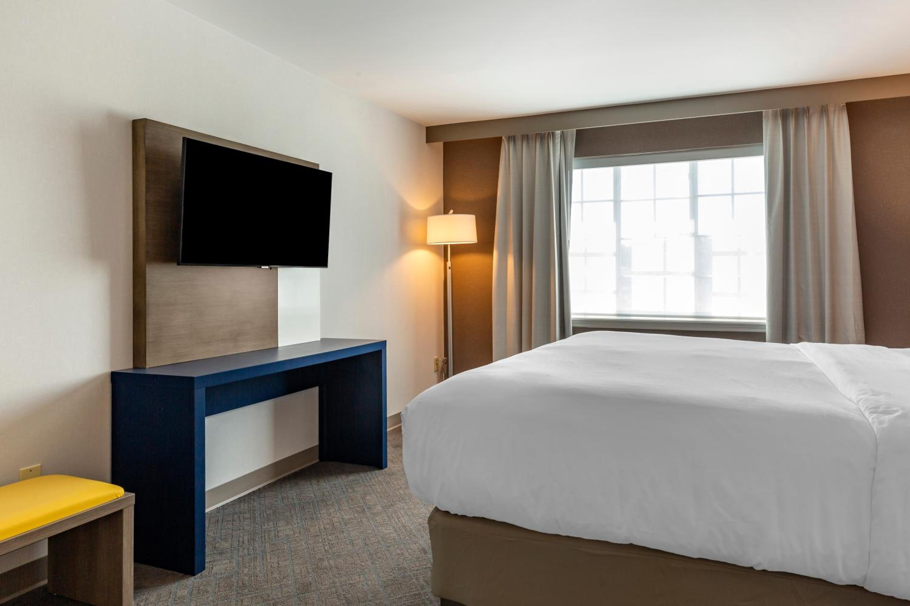 King Suite - Non-Smoking - Photo 6