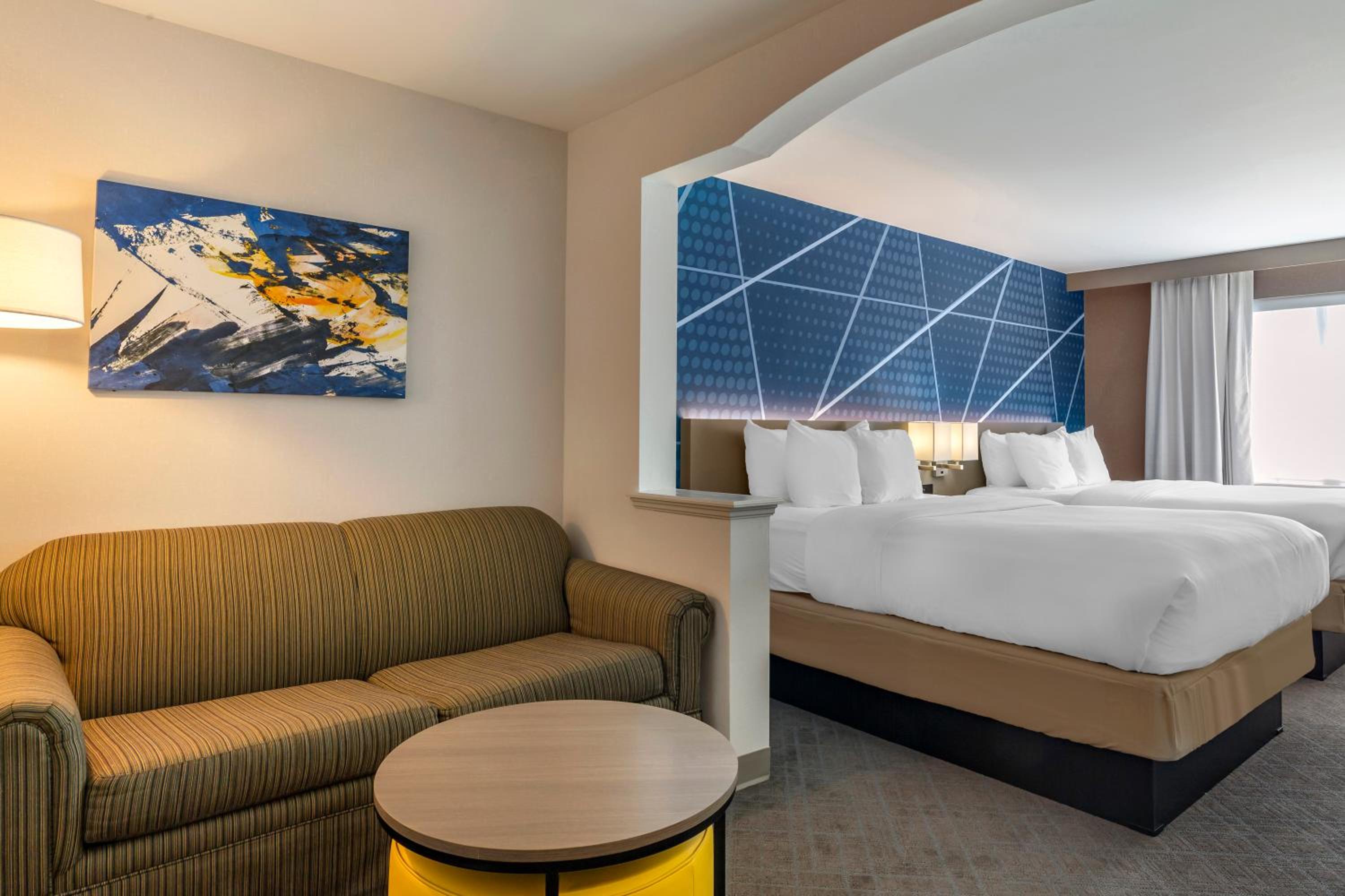 Queen Suite with Two Queen Beds - Non-Smoking - Photo 4