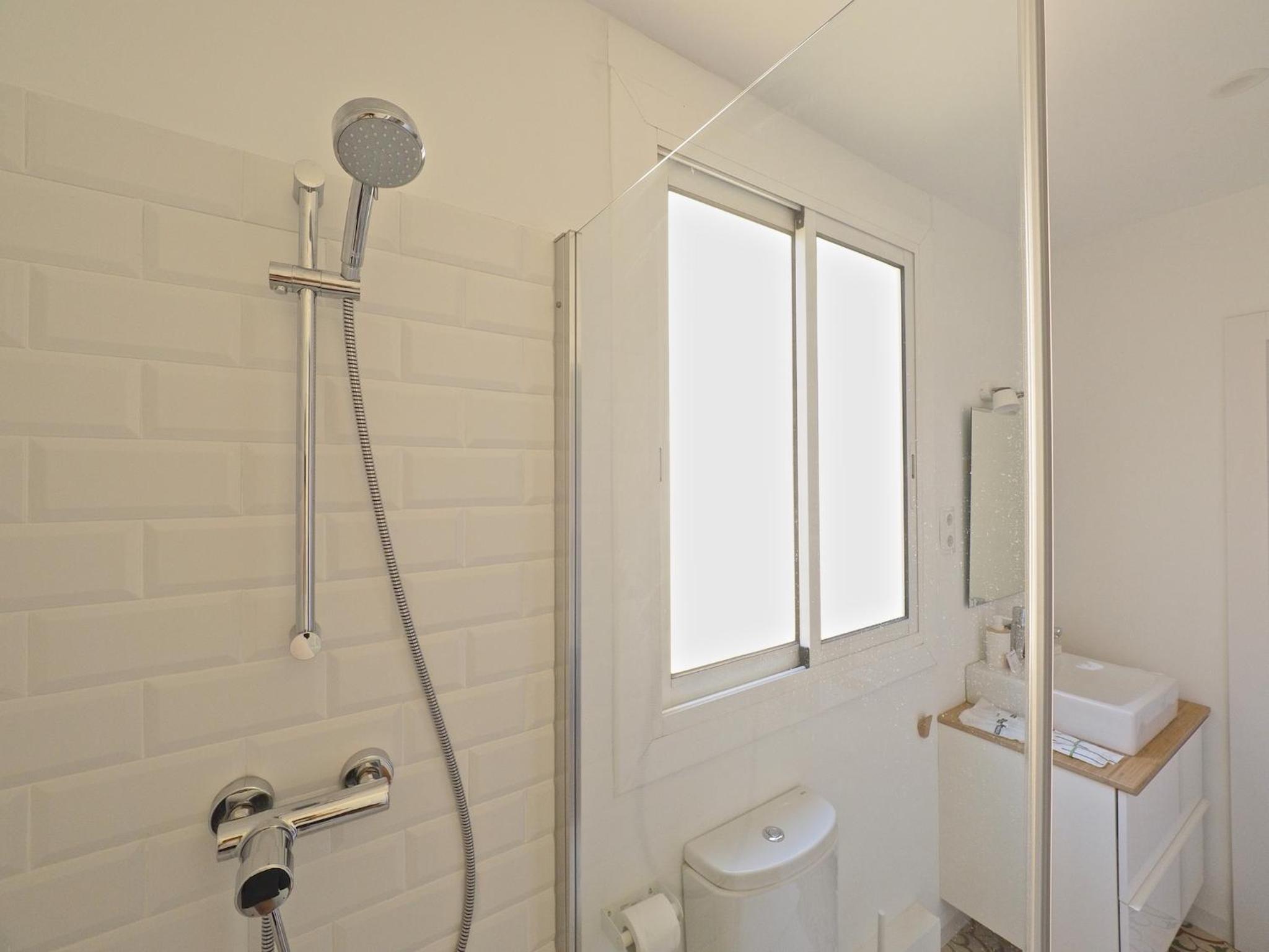 Three-Bedroom Apartment with Balcony photo 3