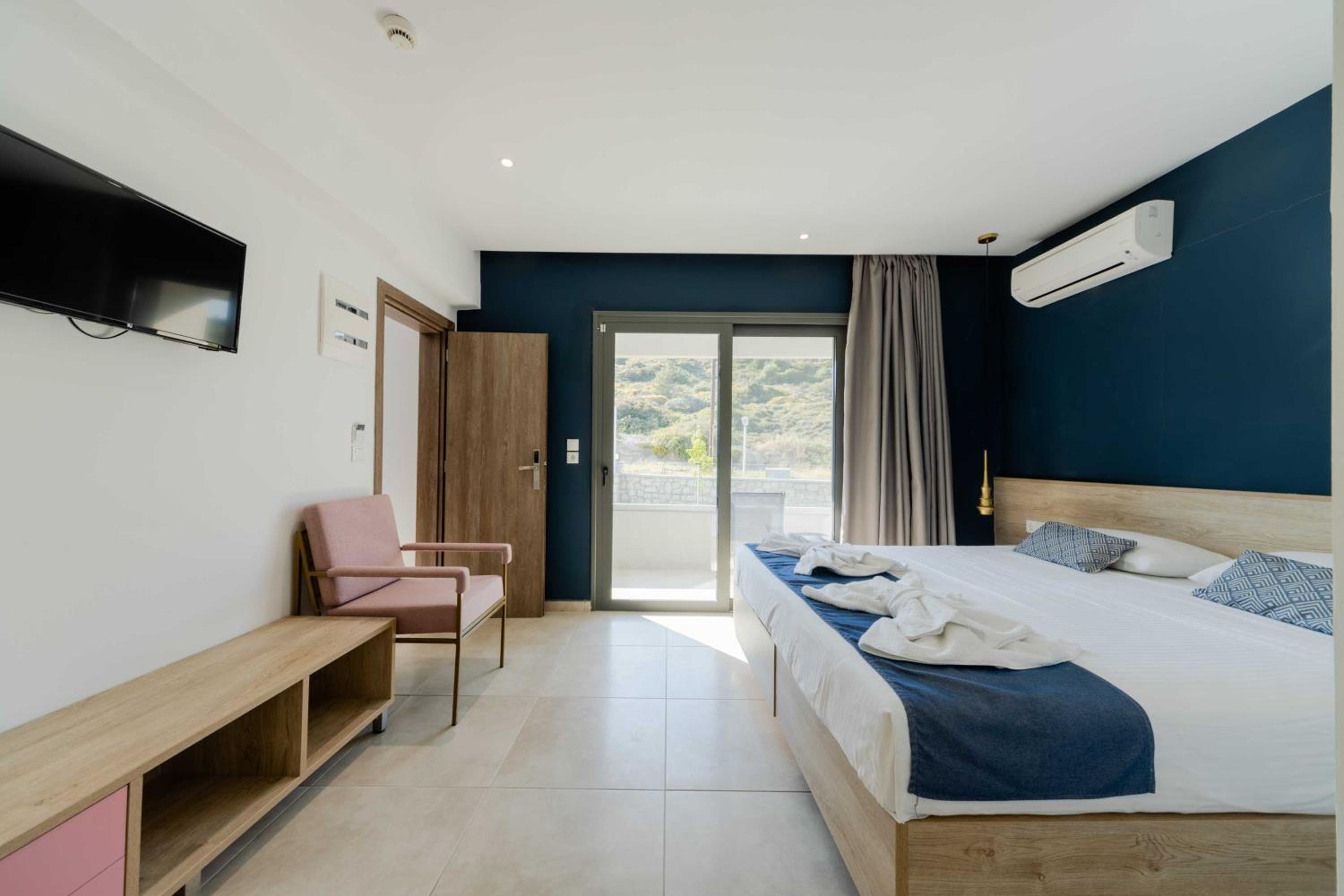 Deluxe Double Room with Garden View - Photo 7