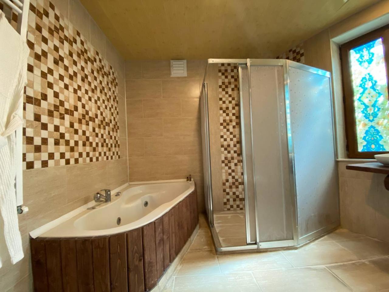 Deluxe Room with Jacuzzi - Photo 8