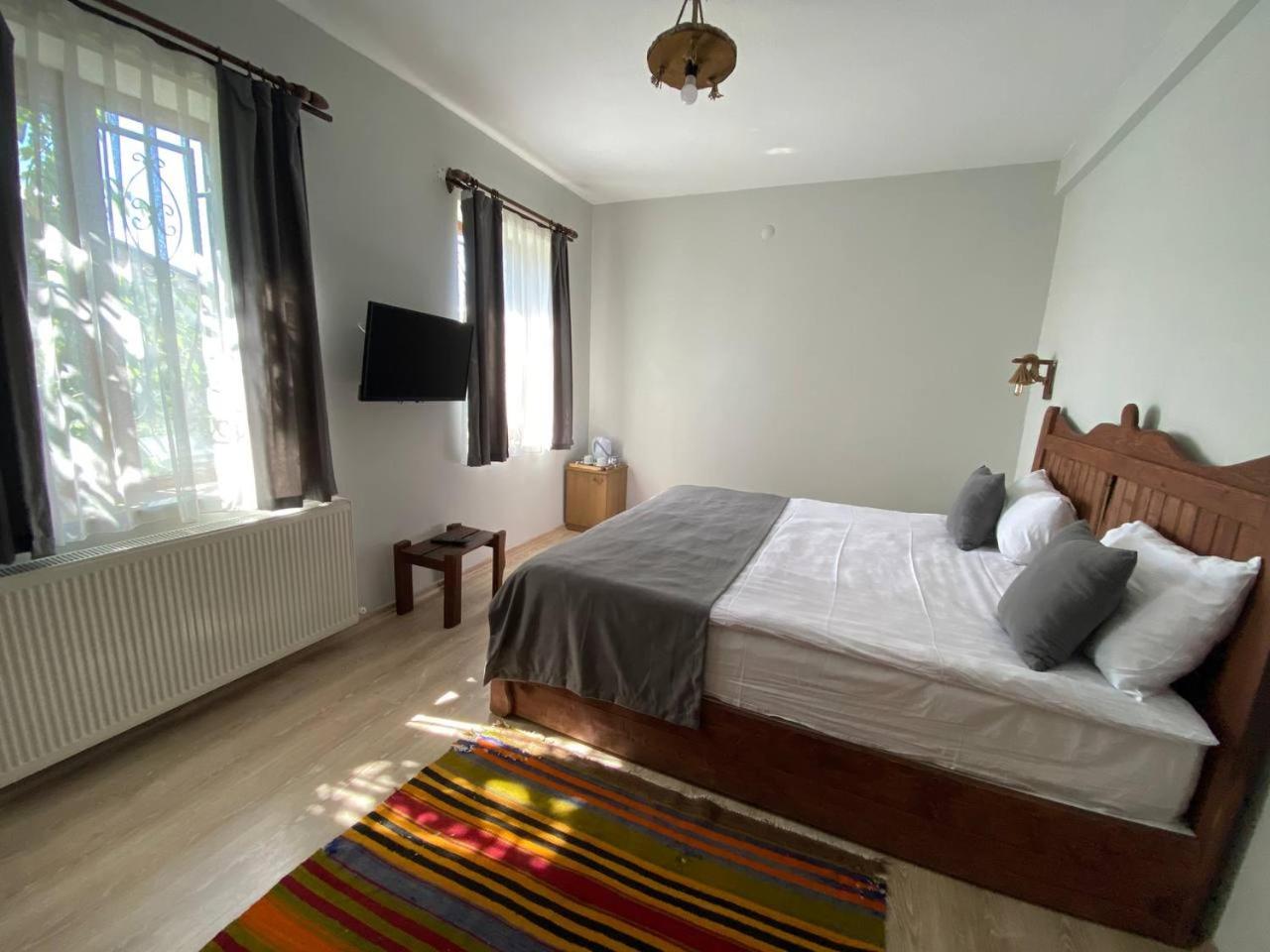 Deluxe Room with Jacuzzi - Photo 7