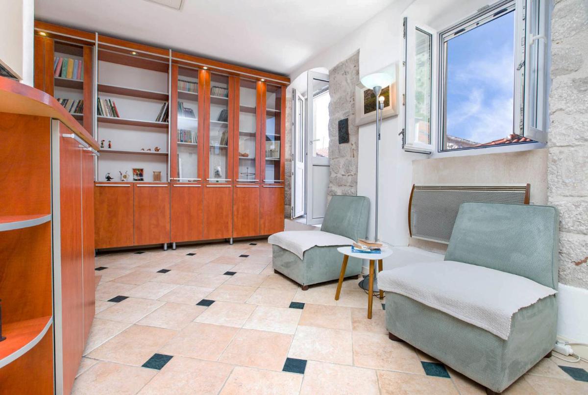 One-Bedroom Apartment - Photo 6