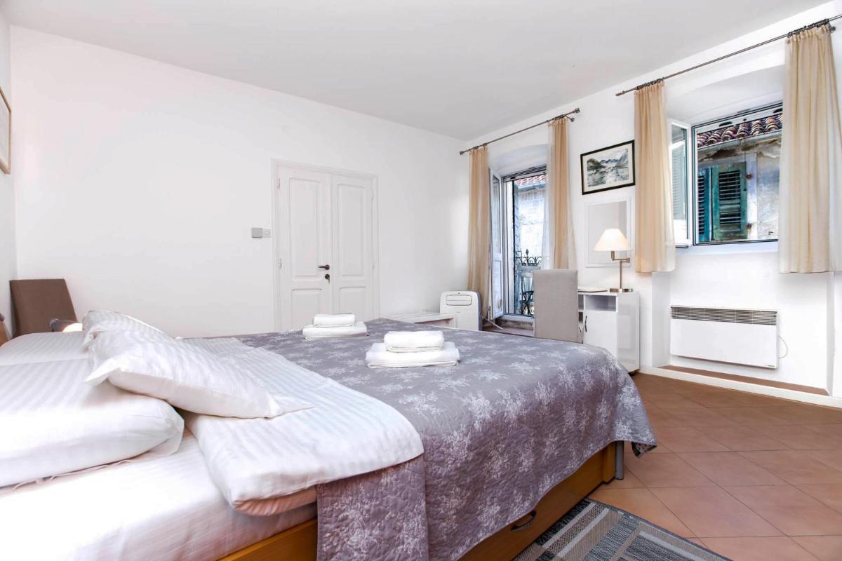 One-Bedroom Apartment - Photo 8