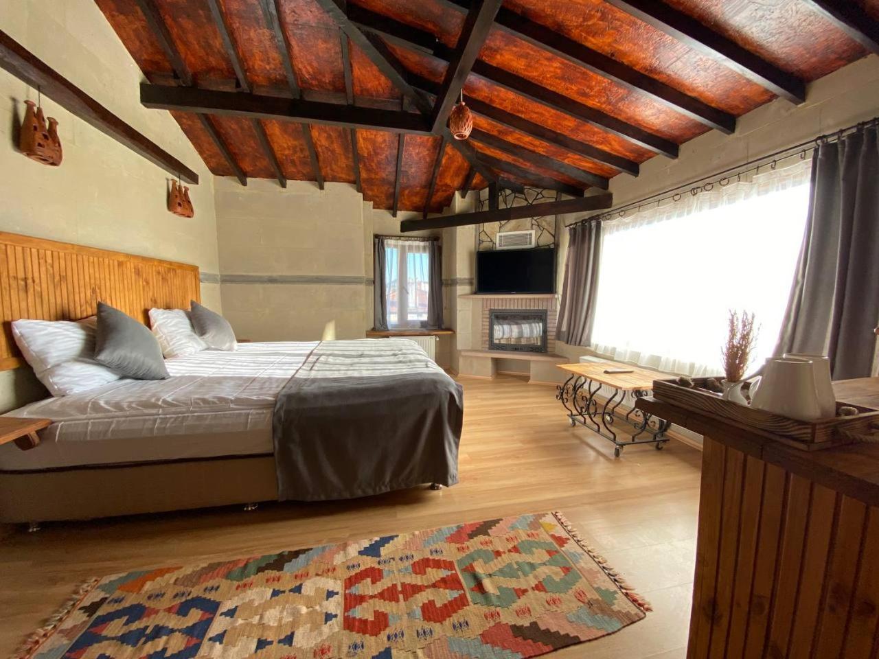 Deluxe Double Room with Fireplace - Photo 3