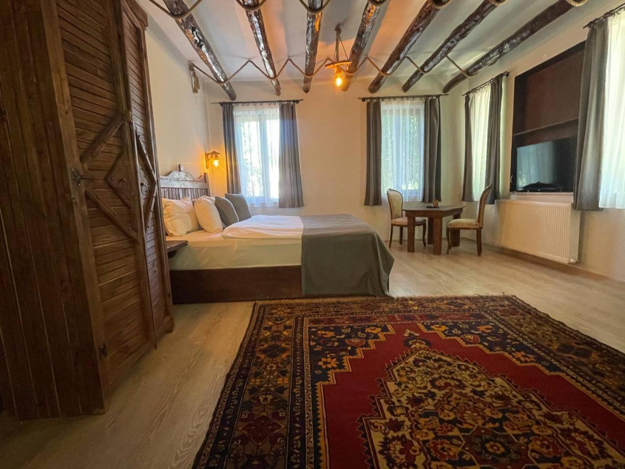 Honeymoon Suite with Jacuzzi - Photo 3