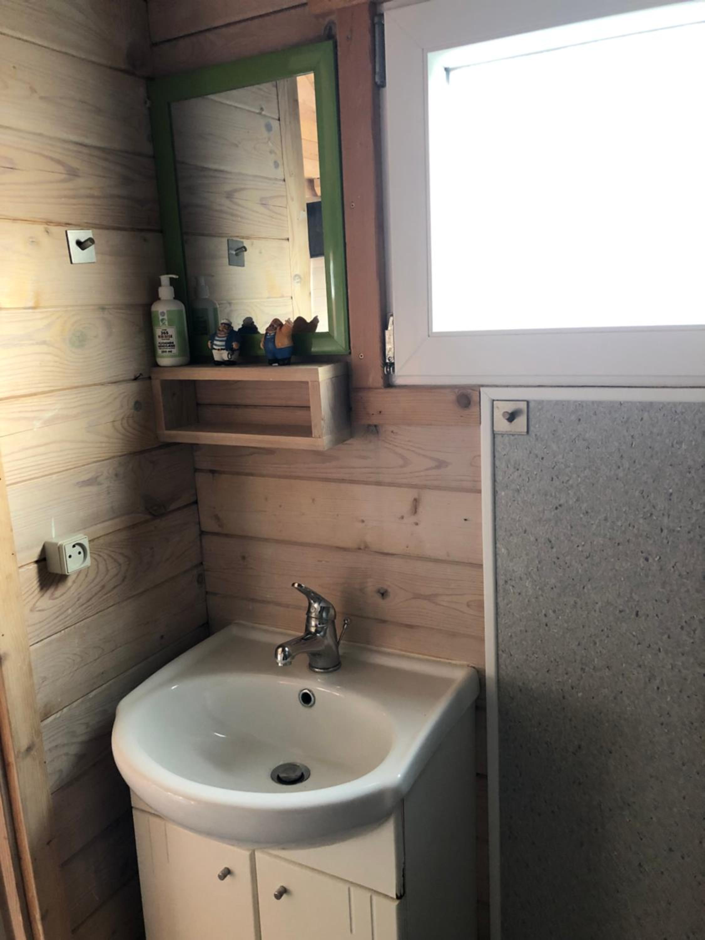 Family Cottage with Private Bathroom - Photo 6