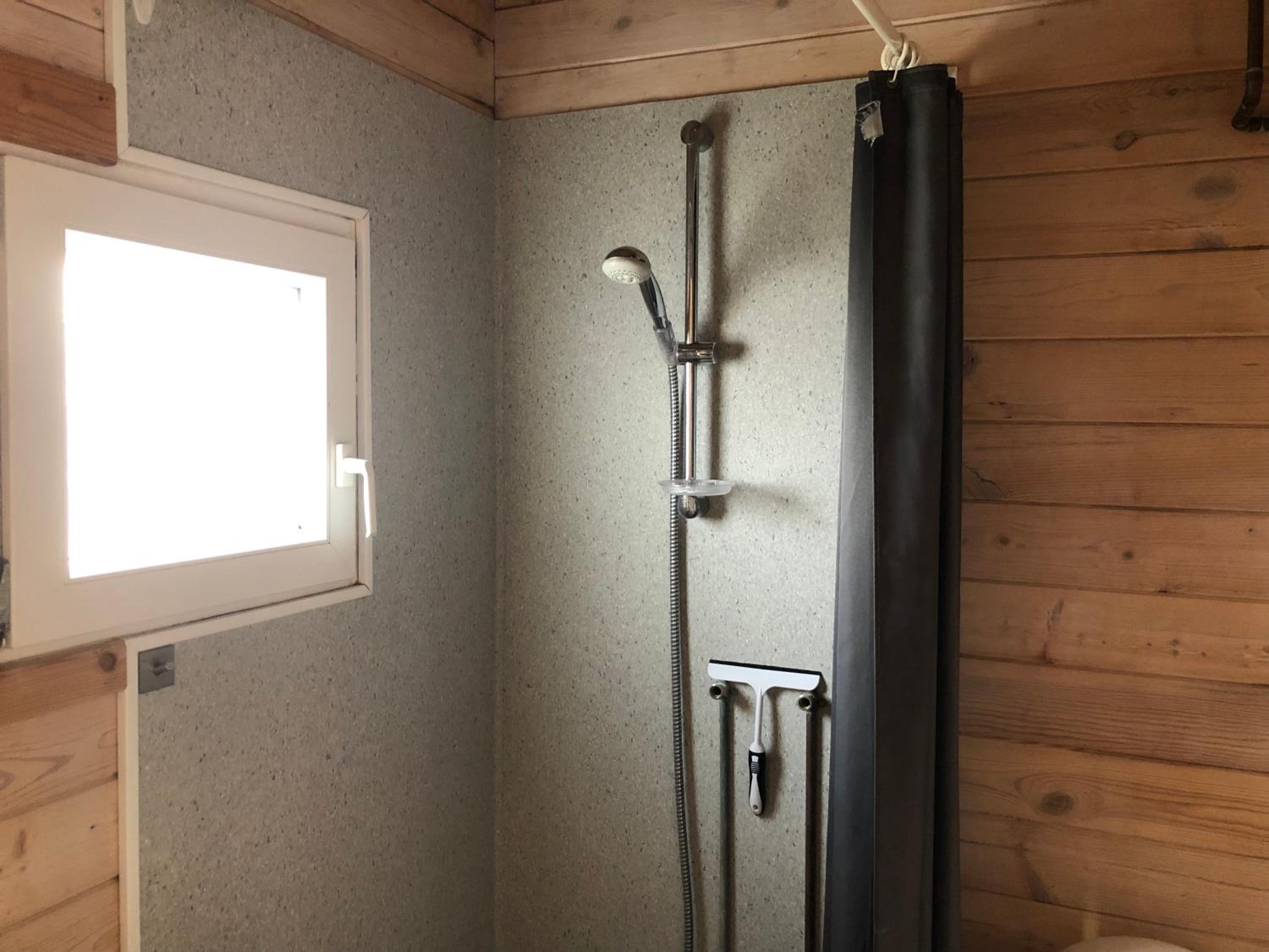 Family Cottage with Private Bathroom - Photo 8