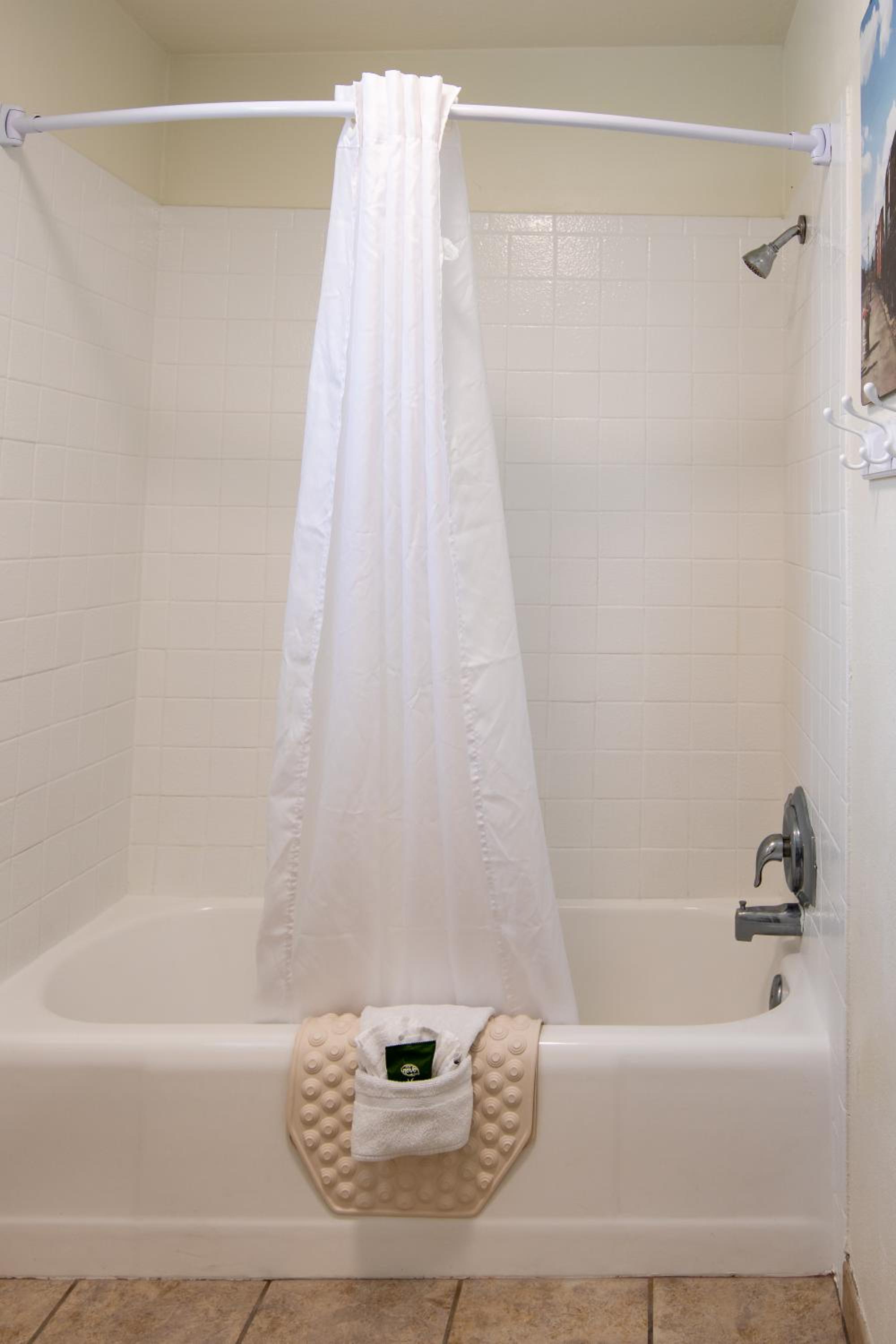 2 Bedroom - 1 Queen & 1 King photo 2
