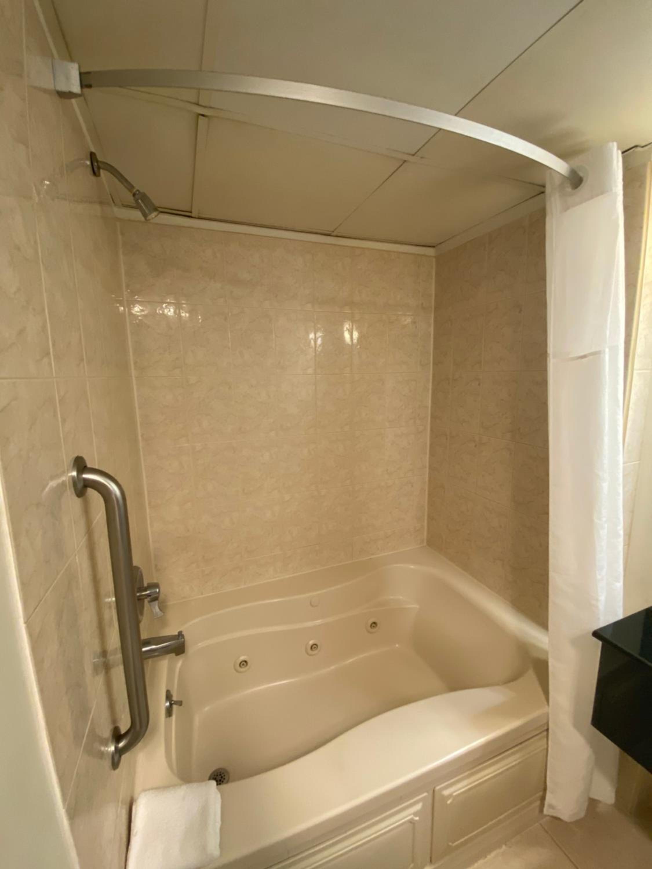 Deluxe Queen Room with Two Queen Beds - Non-Smoking - Photo 3