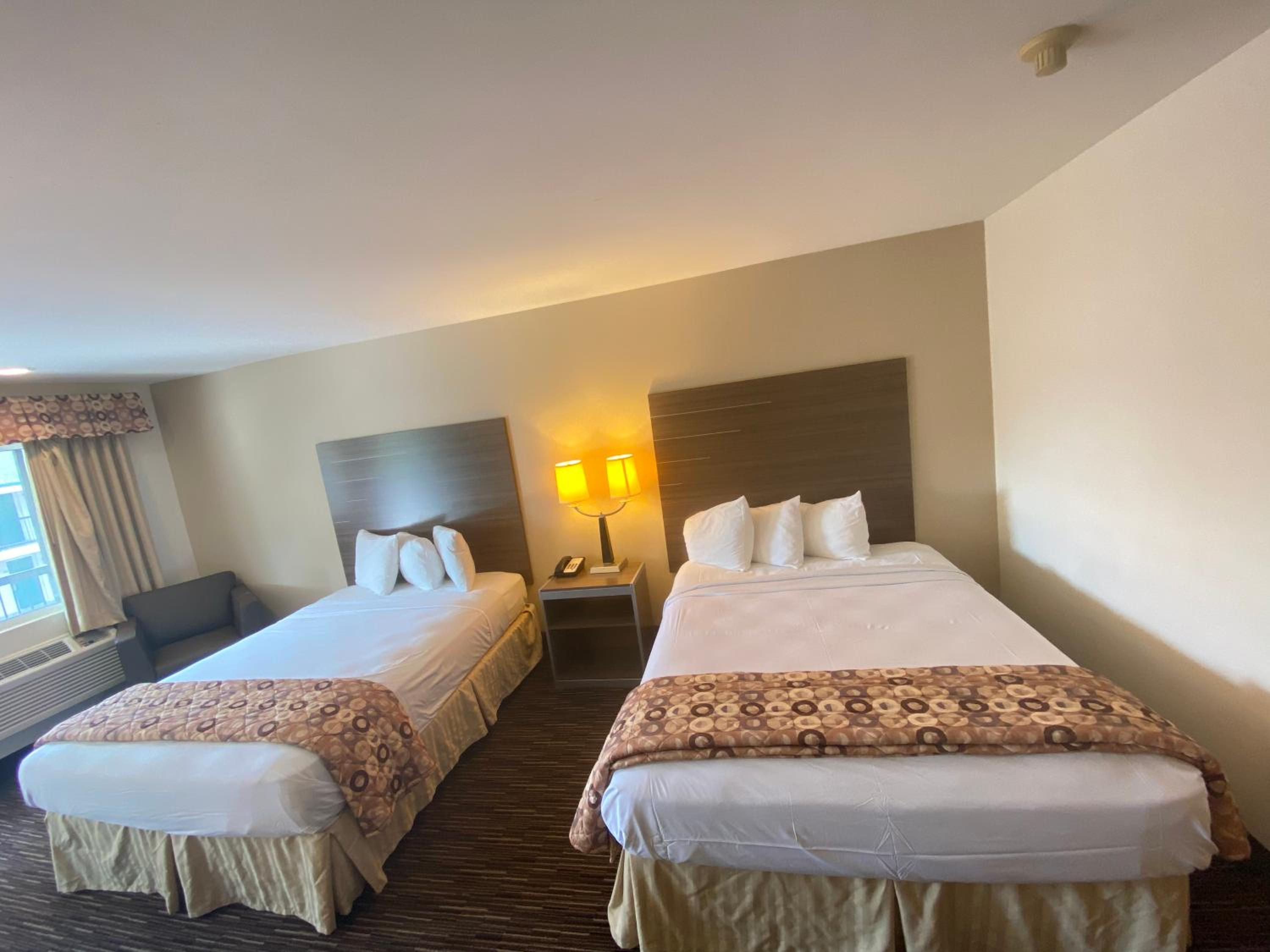 Queen Room with Two Queen Beds - Non-Smoking - Photo 3