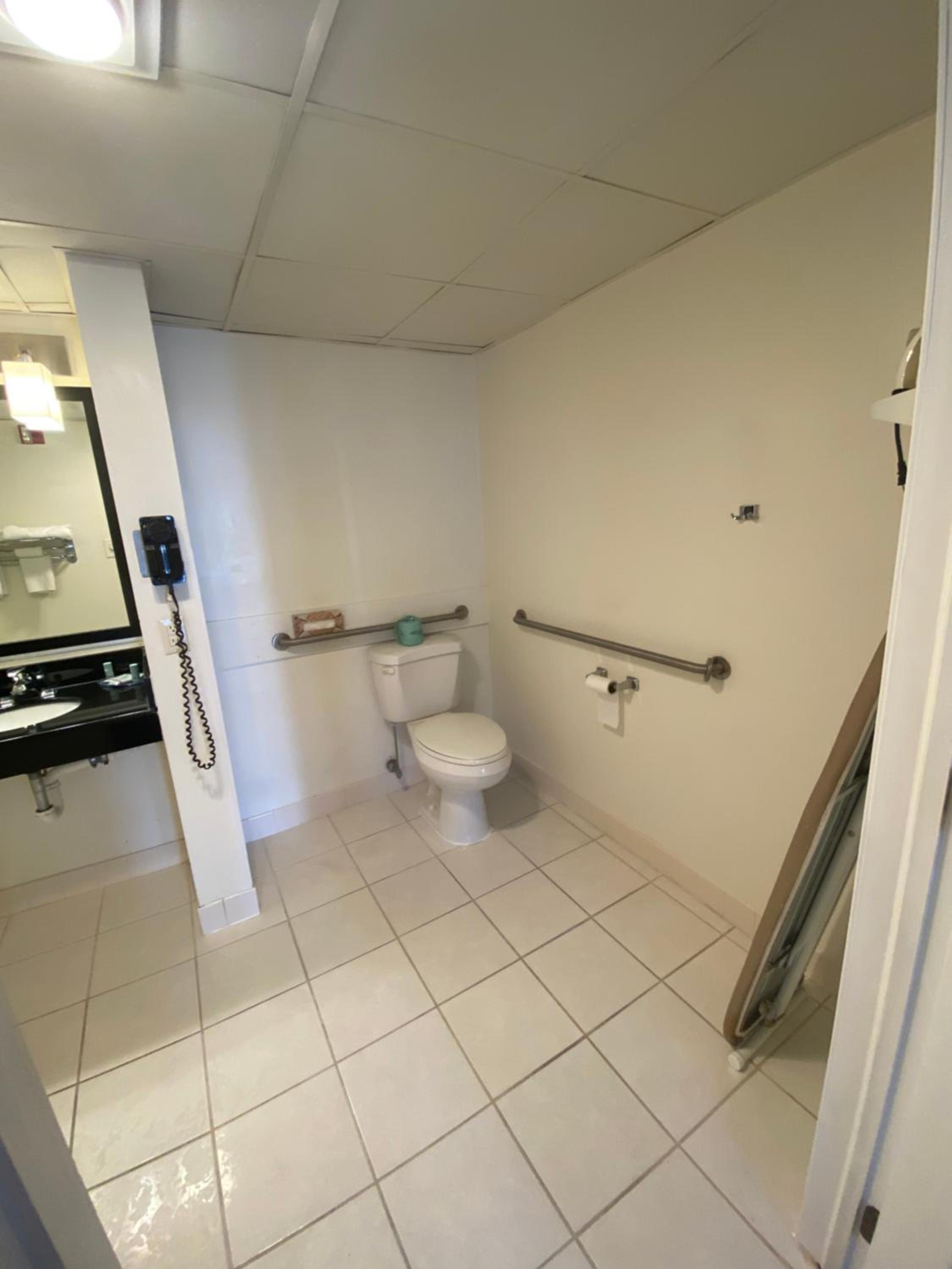 Queen Room with Roll in Shower - Non-Smoking  - Photo 4