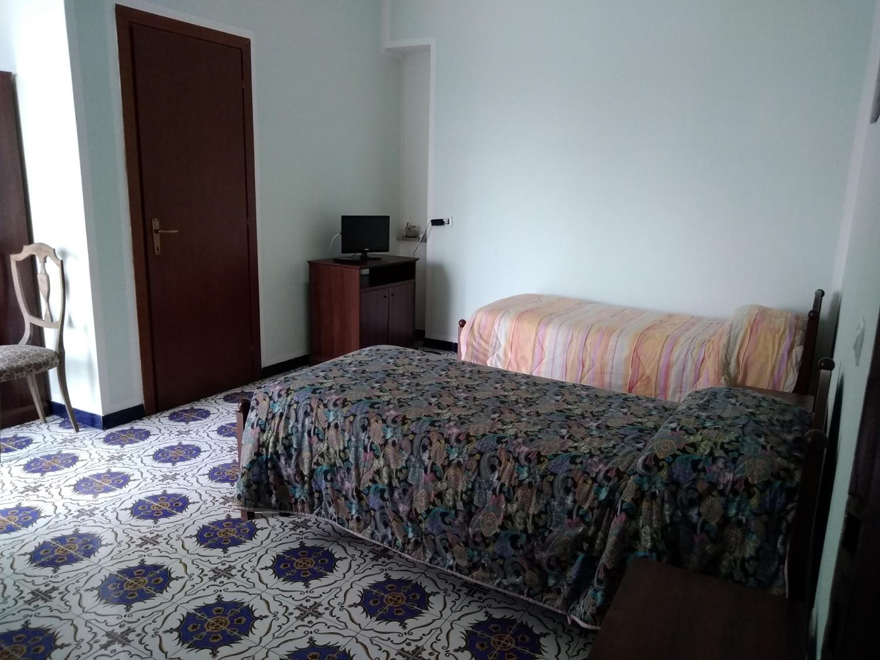 Basic Triple Room photo 3