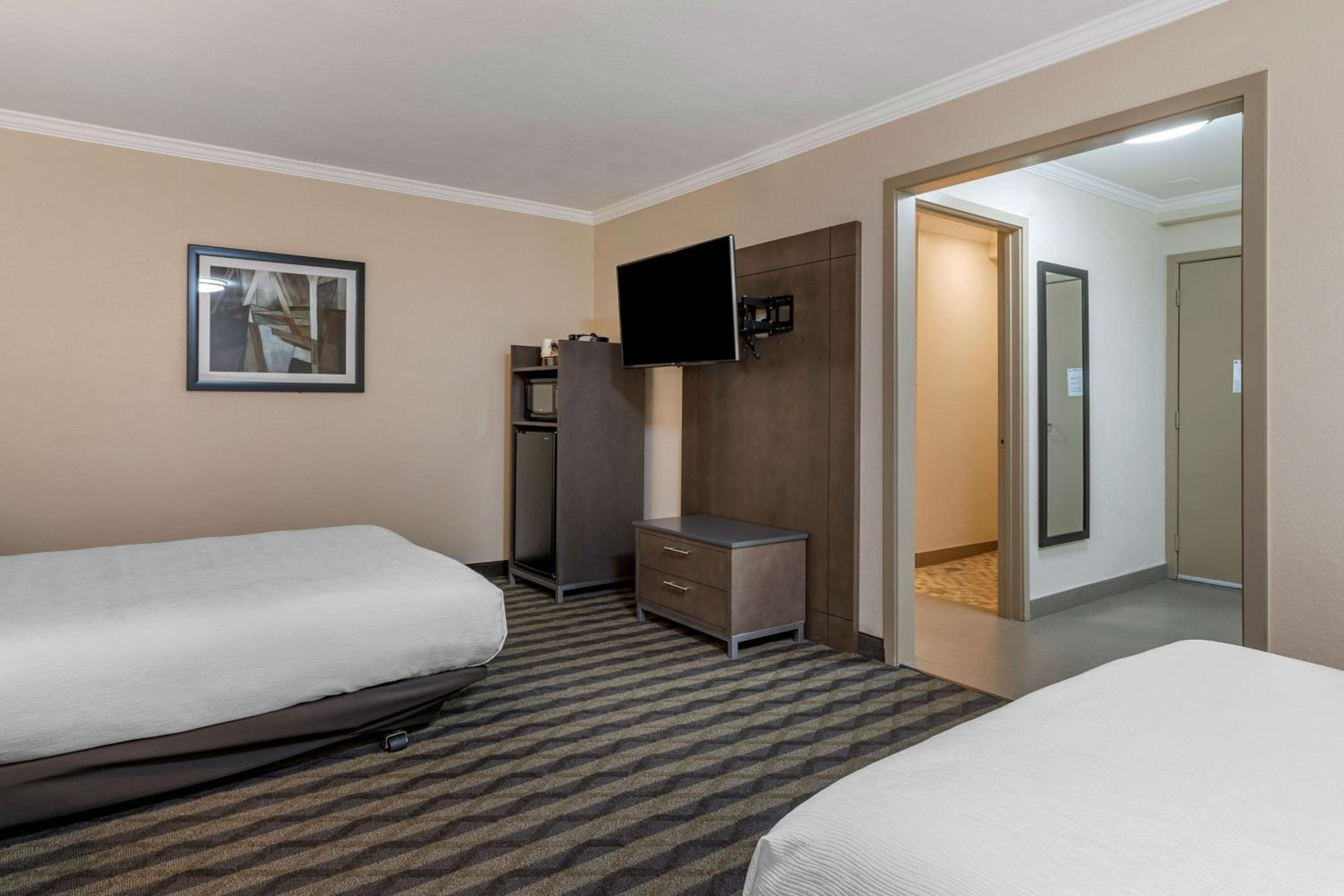 Queen Room with Two Queen Beds and Roll-In Shower - Mobility Access/Non-Smoking photo 3