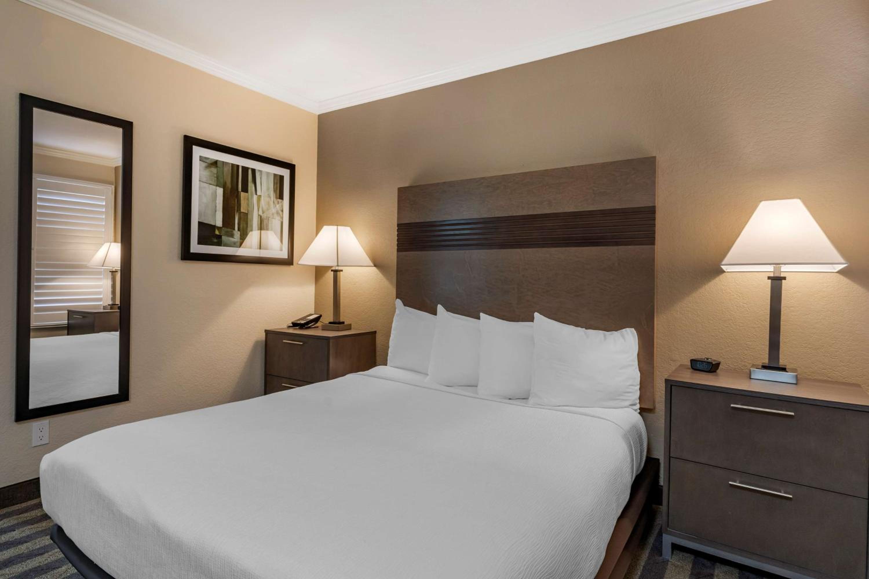 Queen Room with Walk-In Shower - Mobility Access/Communication Assistance/Non-Smoking photo 1