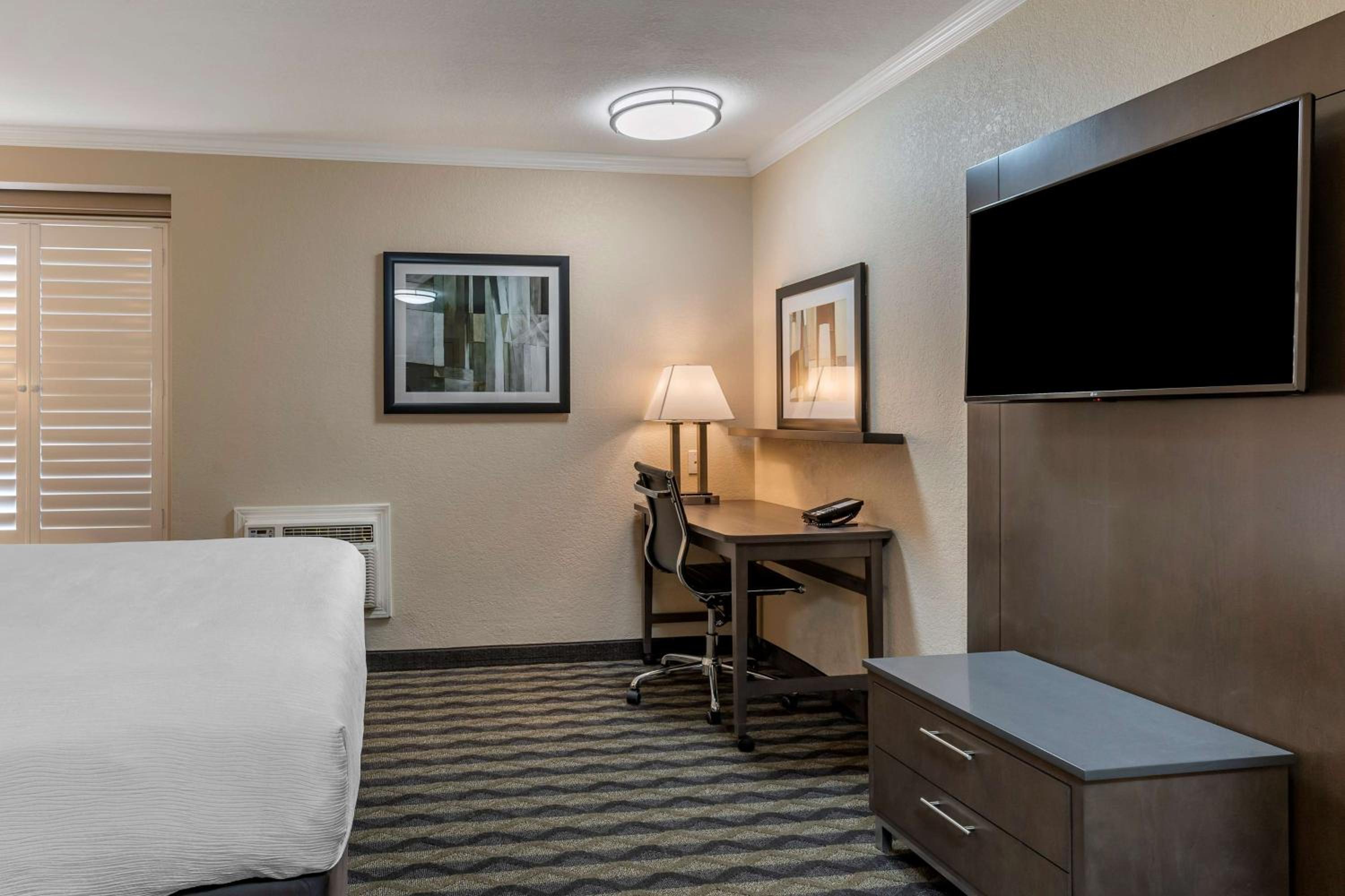 Executive King Room - Non-Smoking photo 3