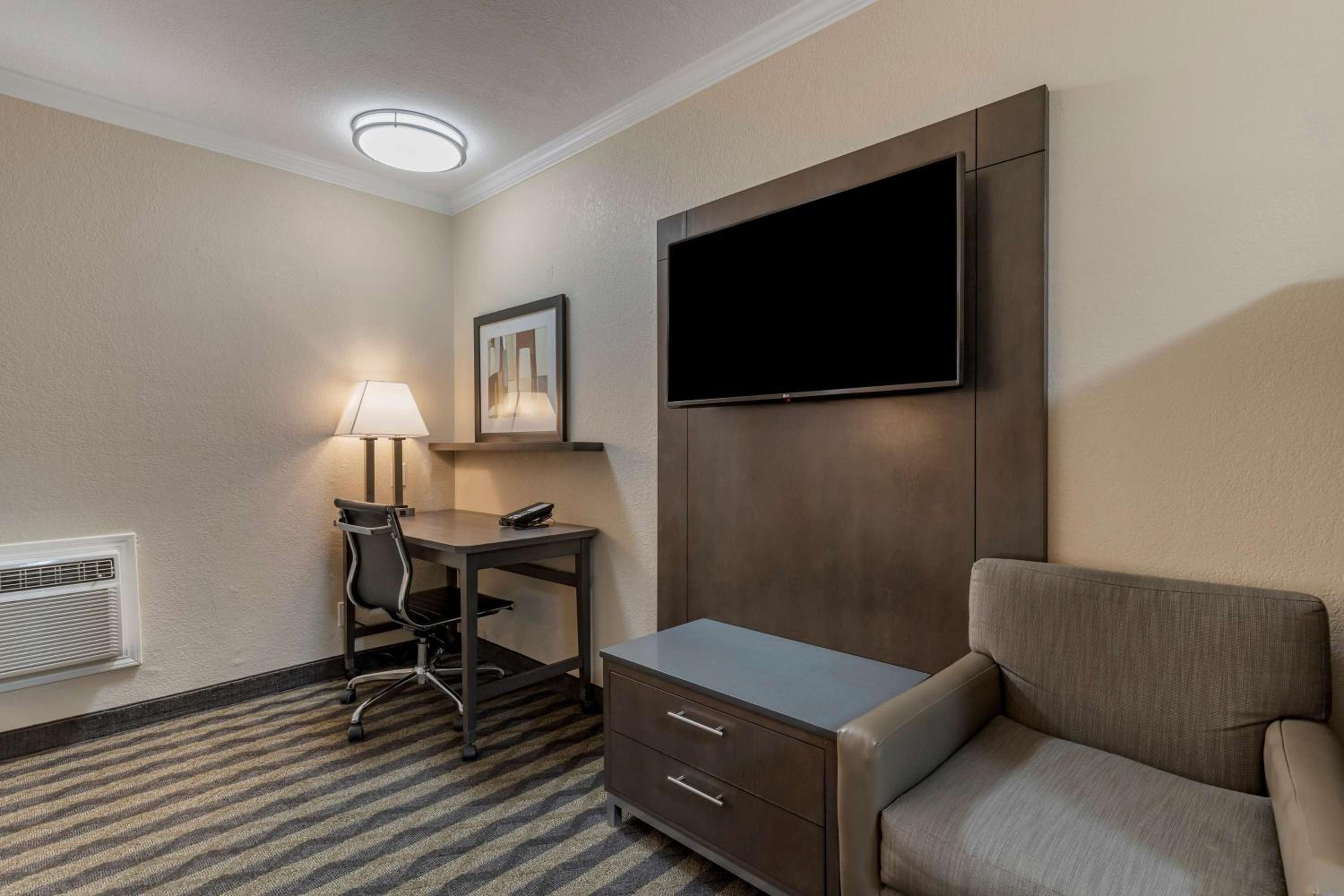 Queen Room with Walk-In Shower - Mobility Access/Communication Assistance/Non-Smoking photo 3
