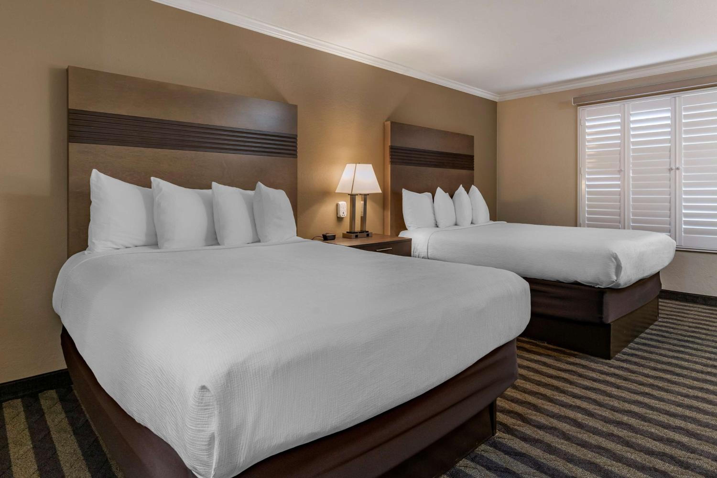 Queen Room with Two Queen Beds - Non-Smoking photo 2