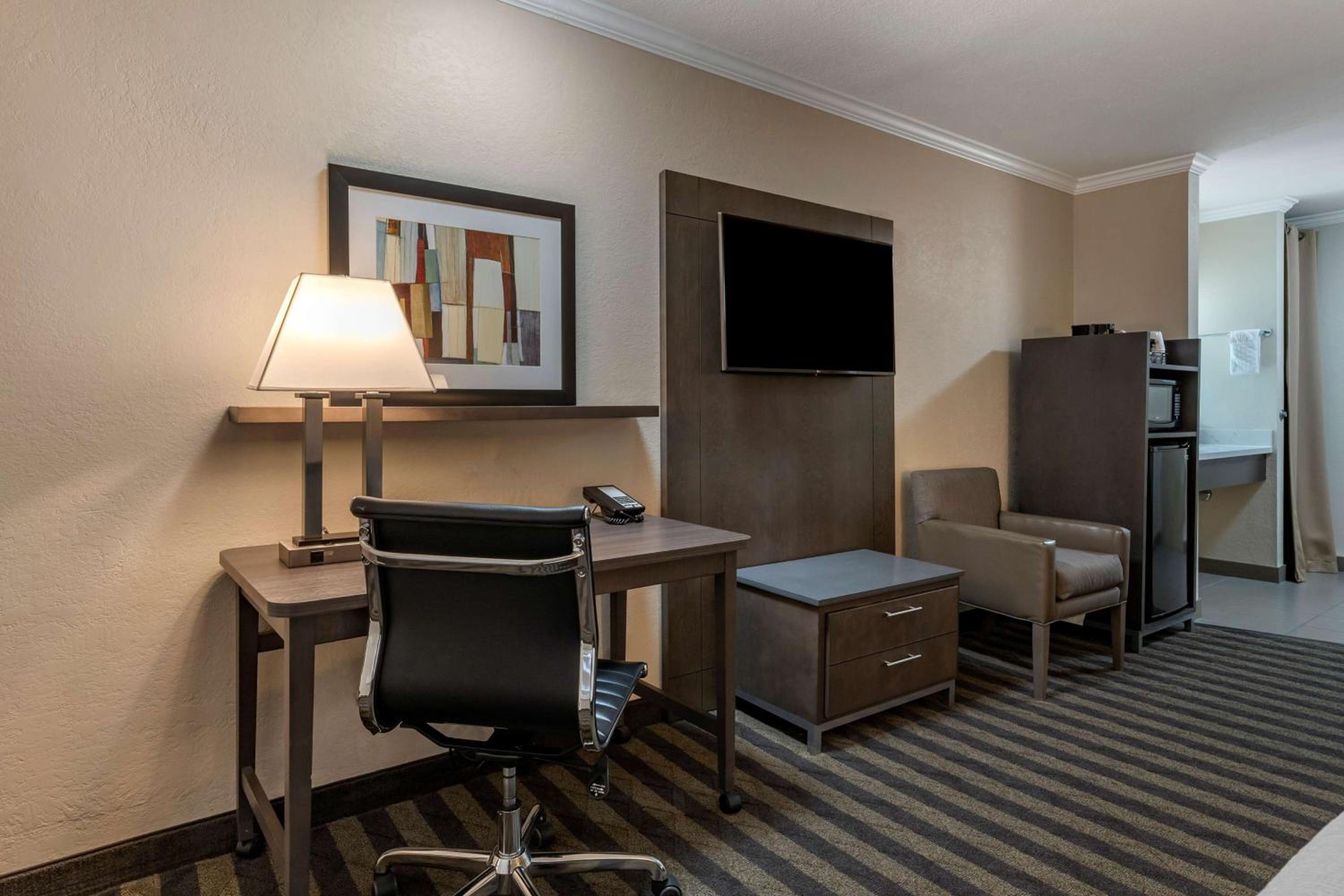 Queen Room with Two Queen Beds and Roll-In Shower - Mobility Access/Non-Smoking photo 2