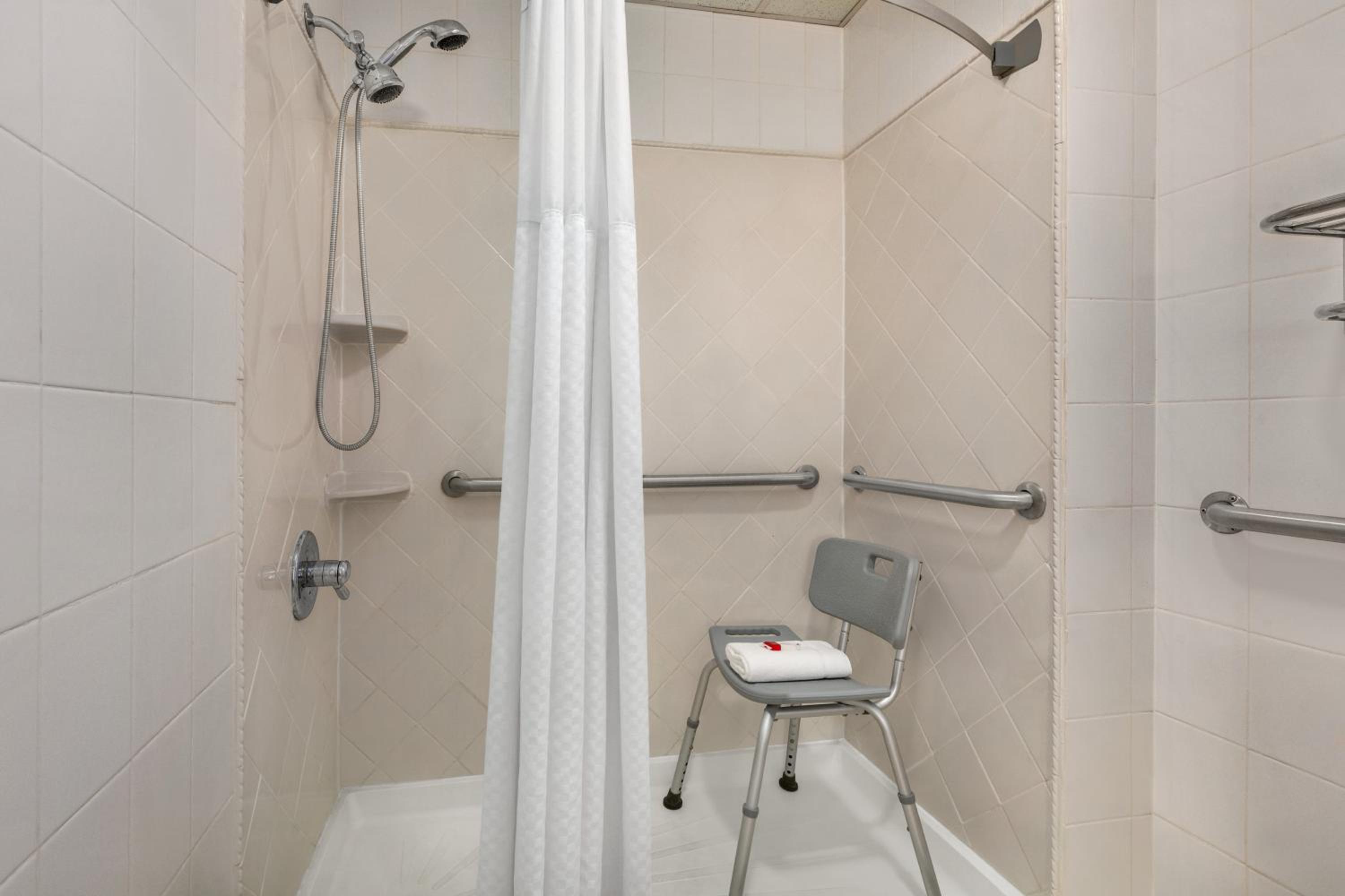 Queen Room - Disability Access - Non-Smoking - Photo 7