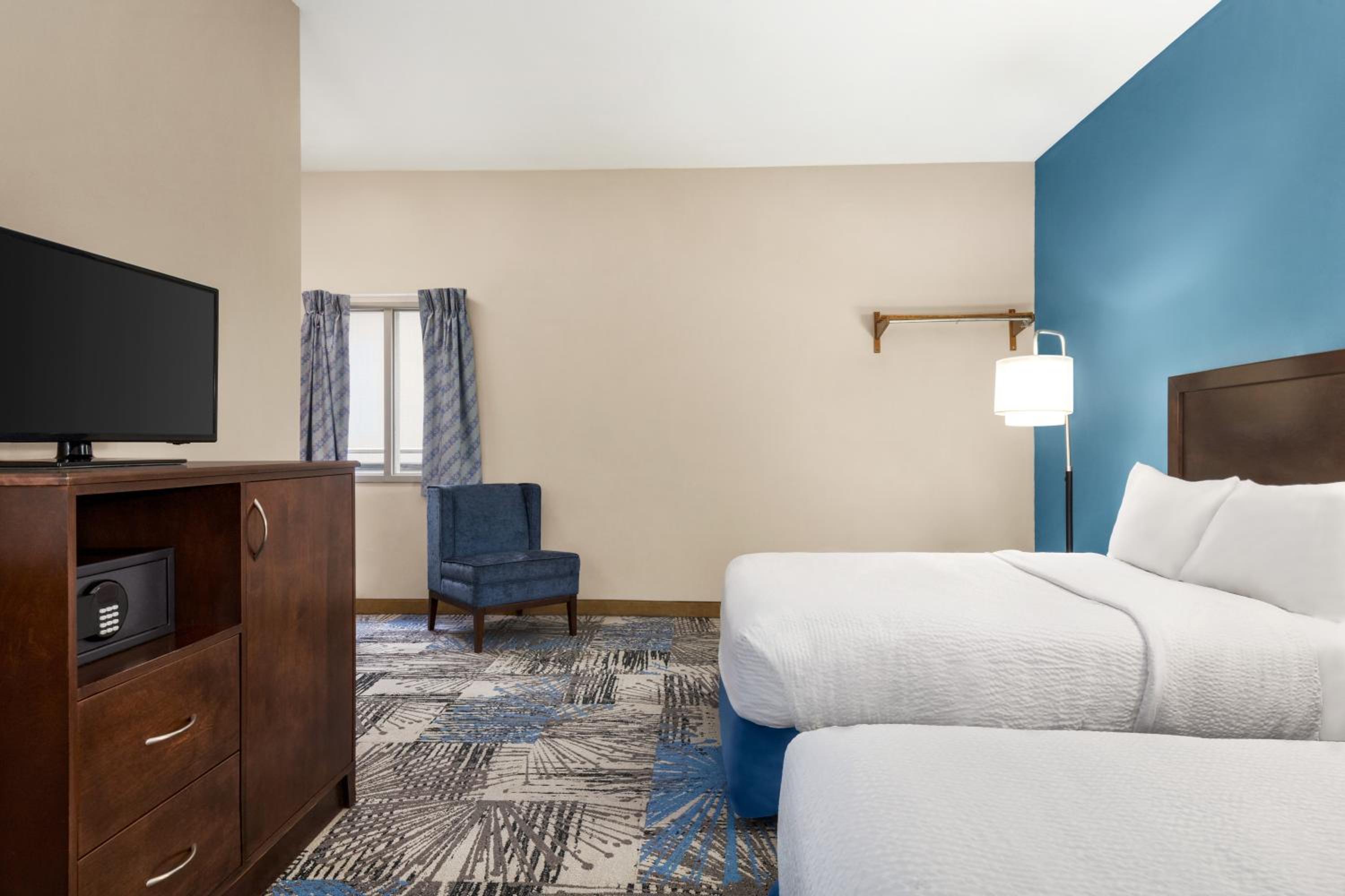 Business Double Room with Two Double Beds - Non-Smoking - Photo 1