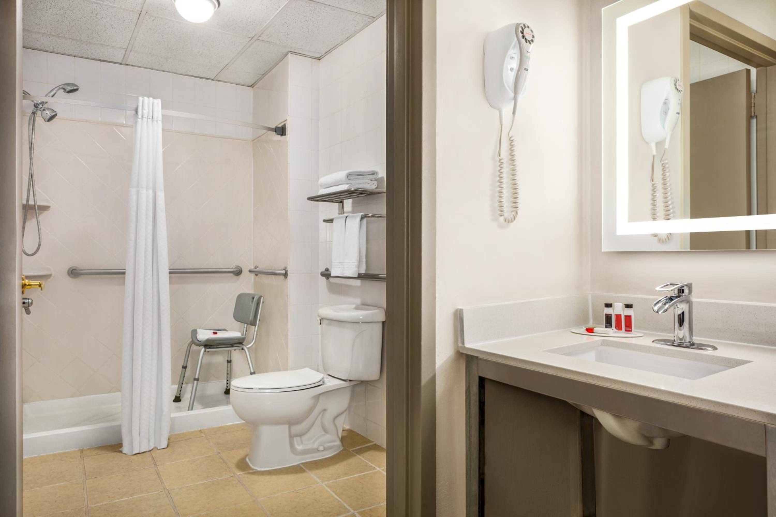 Queen Room - Disability Access - Non-Smoking - Photo 2