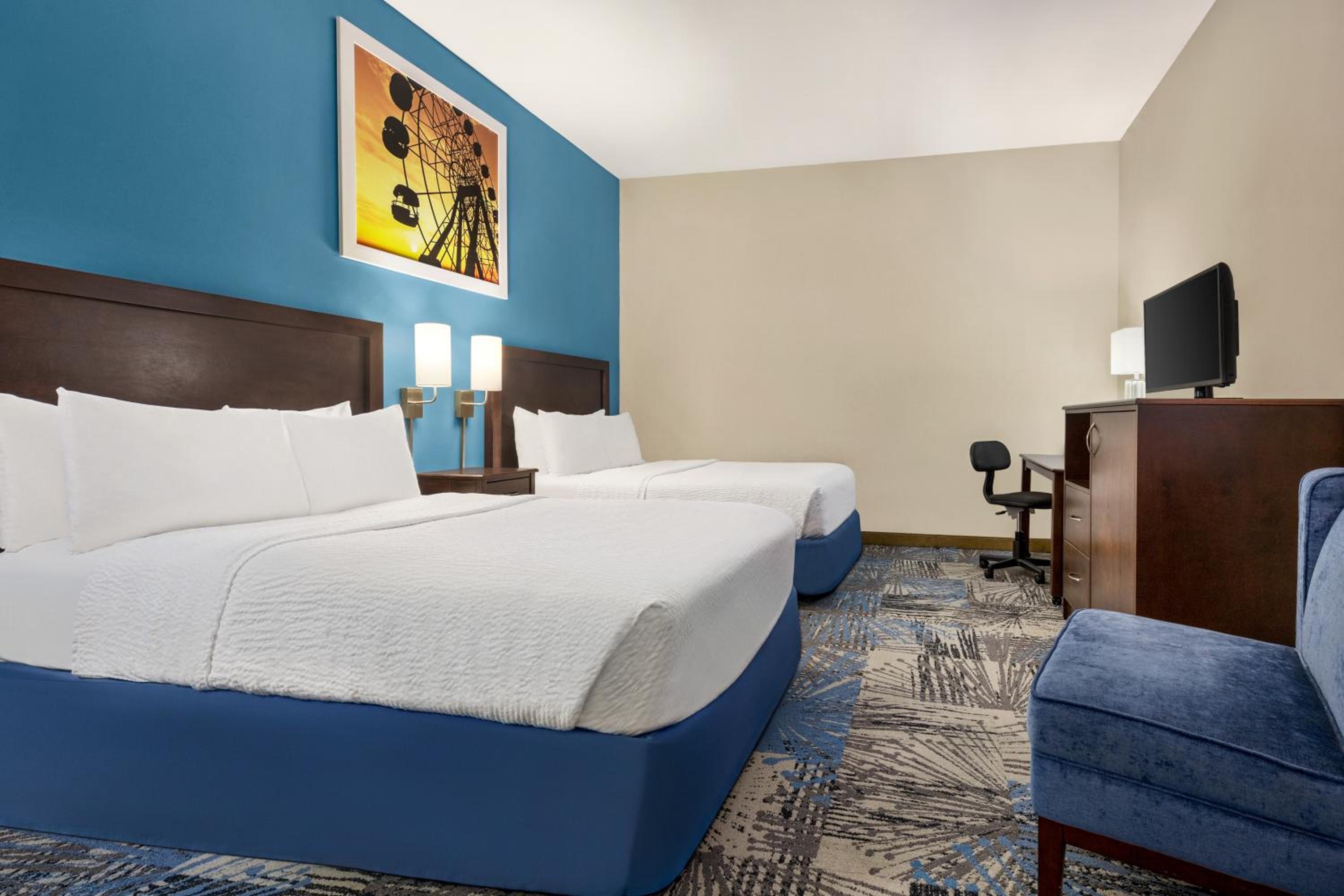 Business Double Room with Two Double Beds - Non-Smoking - Photo 4