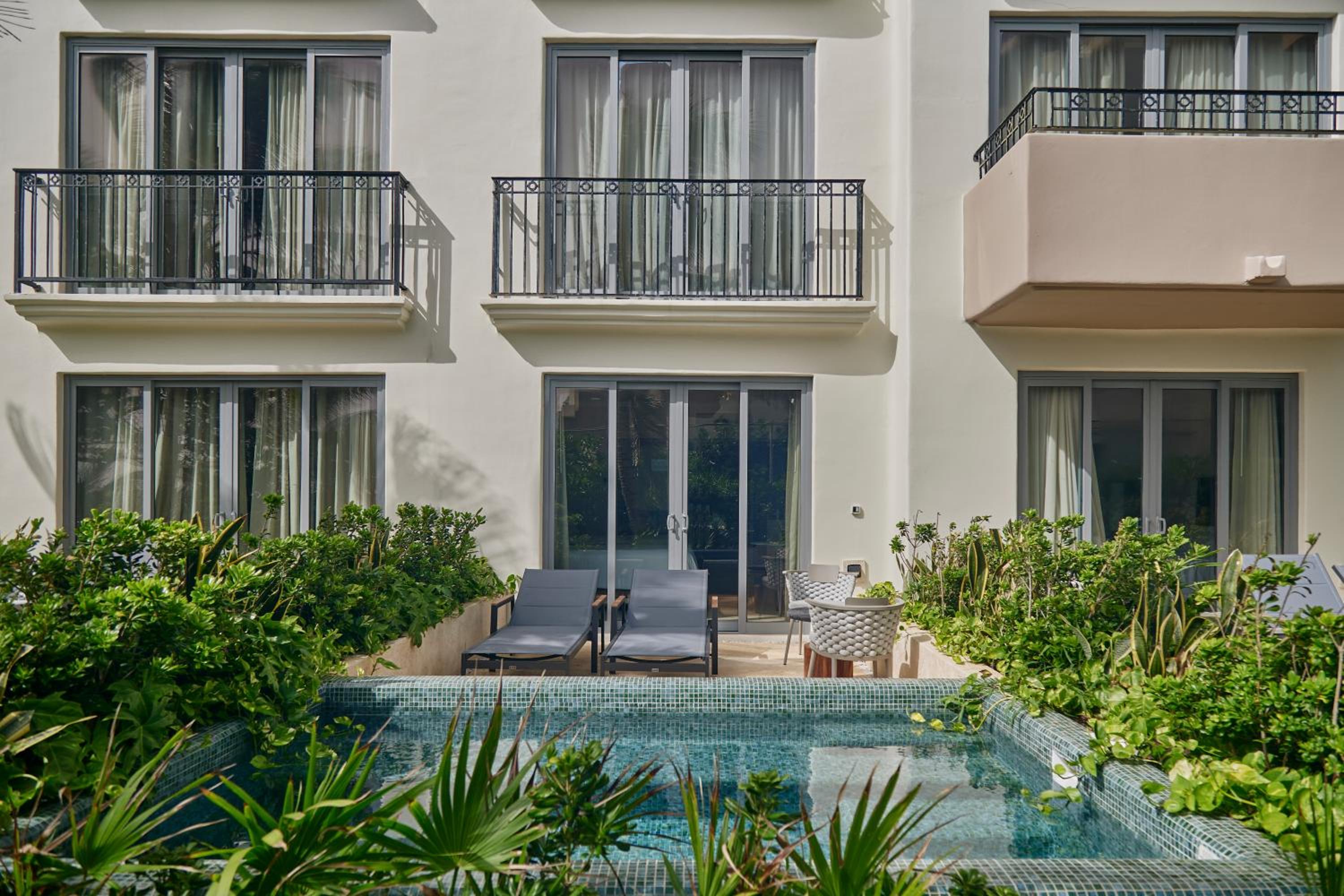 Premium Room with Plunge Pool 1 King - Photo 2